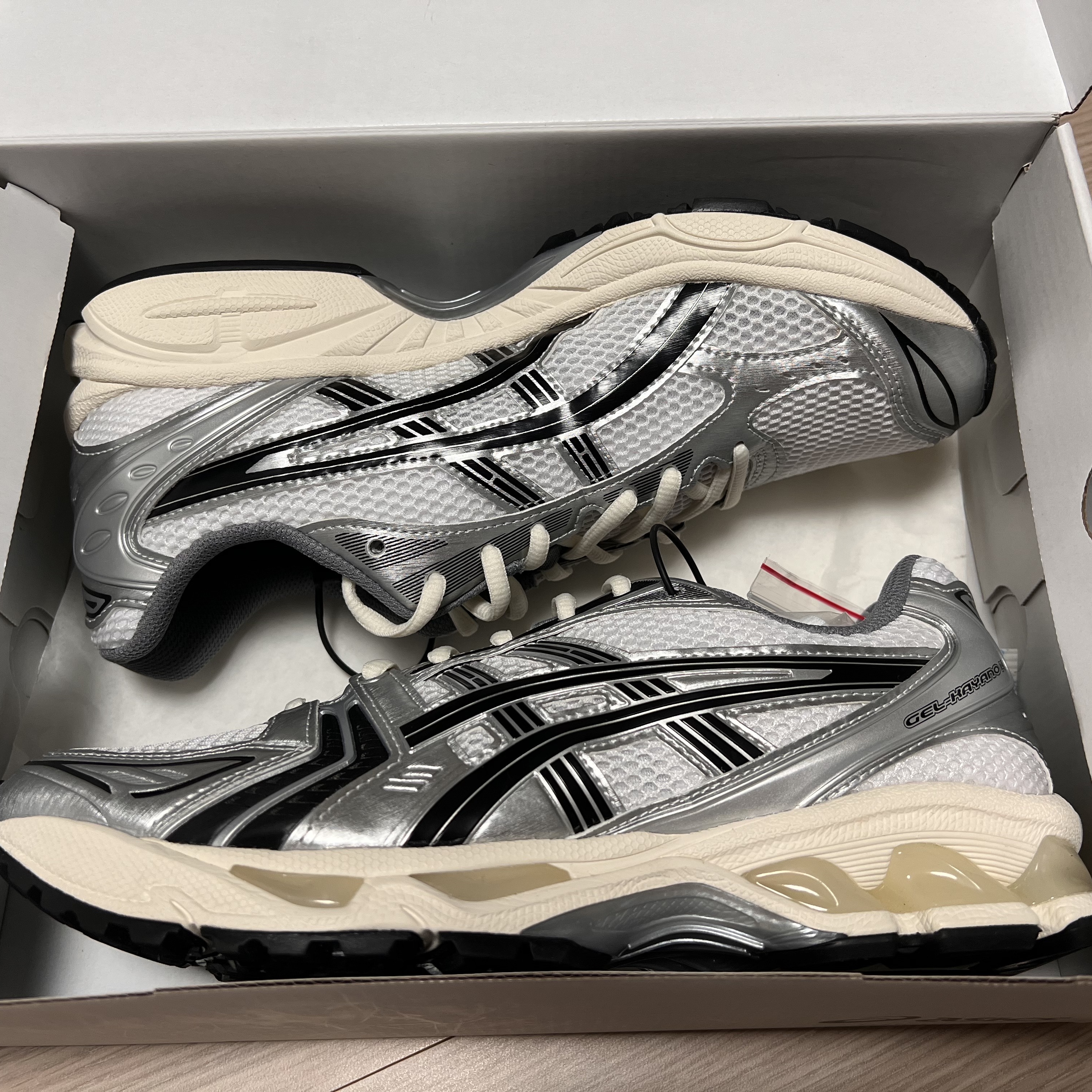 Asics x JJJJound Gel-Kayano 14 Silver Black, (W) Maison Margiela Calfskin Replica Sneakers White 착용 스타일 - 2