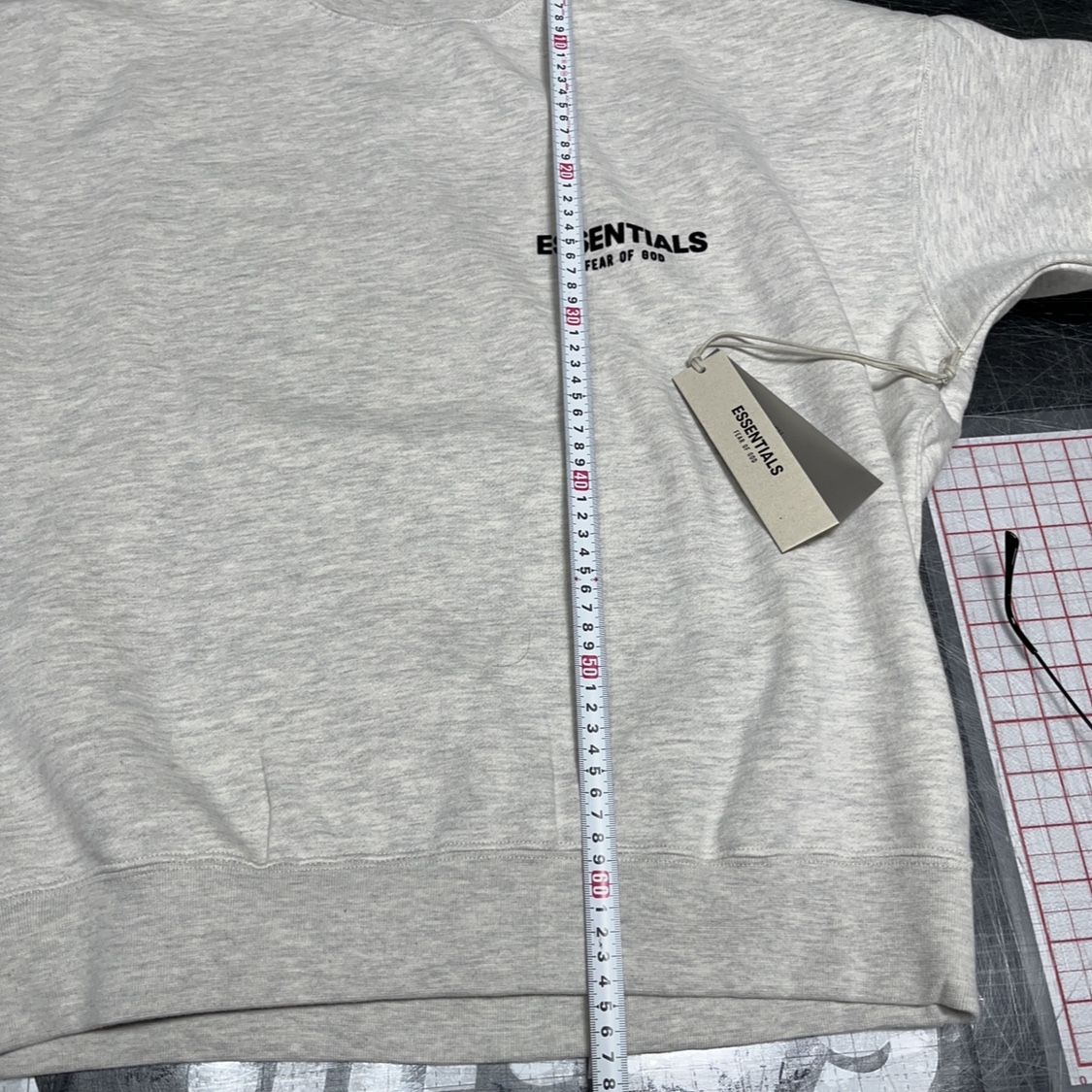 Essentials The Core Collection Crewneck Sweatshirt Light Oatmeal 착용 스타일