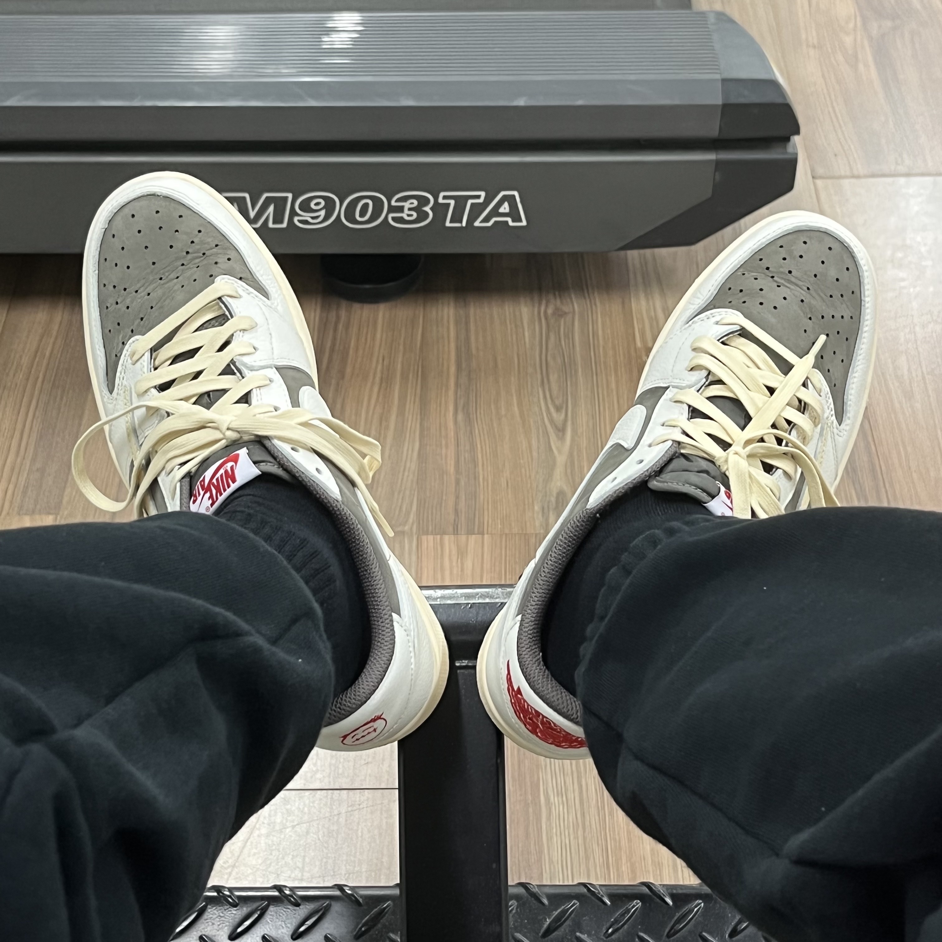 Jordan 1 x Travis Scott Retro Low OG SP Sail and Ridgerock 착용 스타일