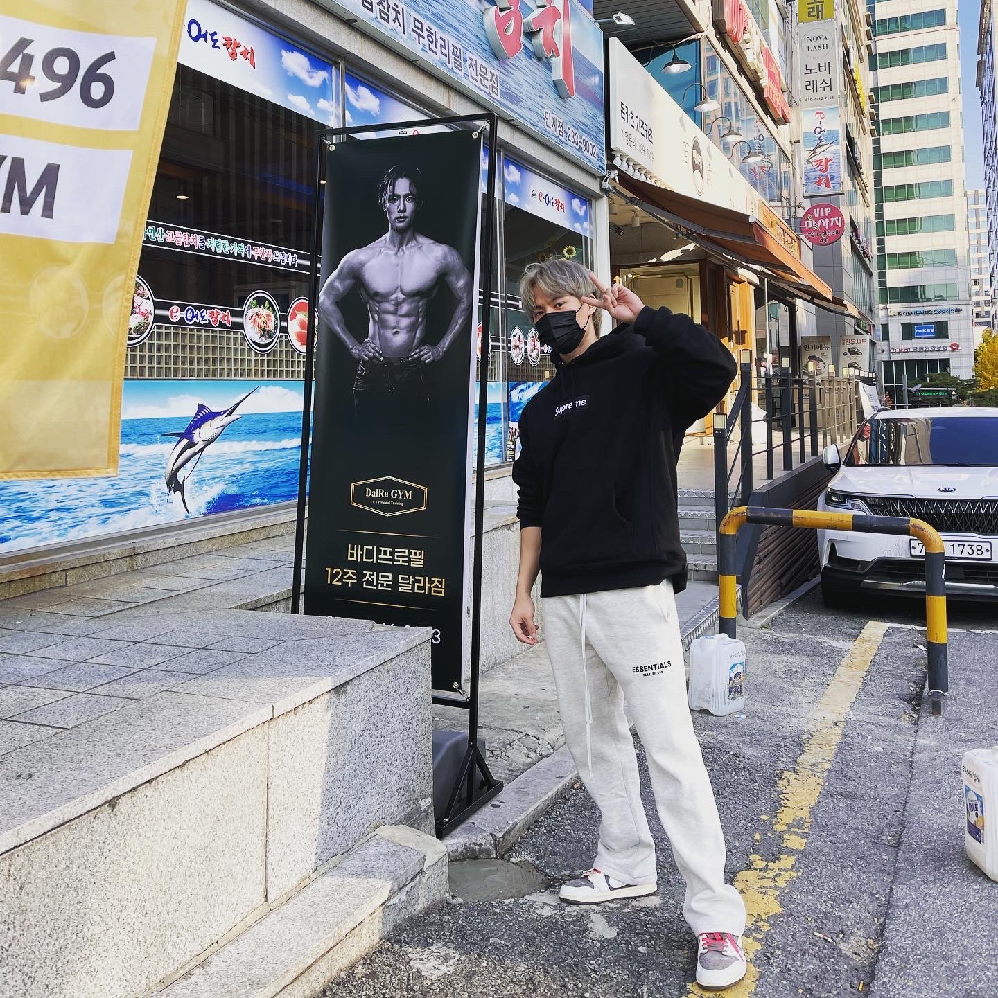 Supreme Box Logo Hooded Sweatshirt Black - 21FW, Essentials The Core Collection Relaxed Sweatpants Light Oatmeal 착용 스타일 - 1