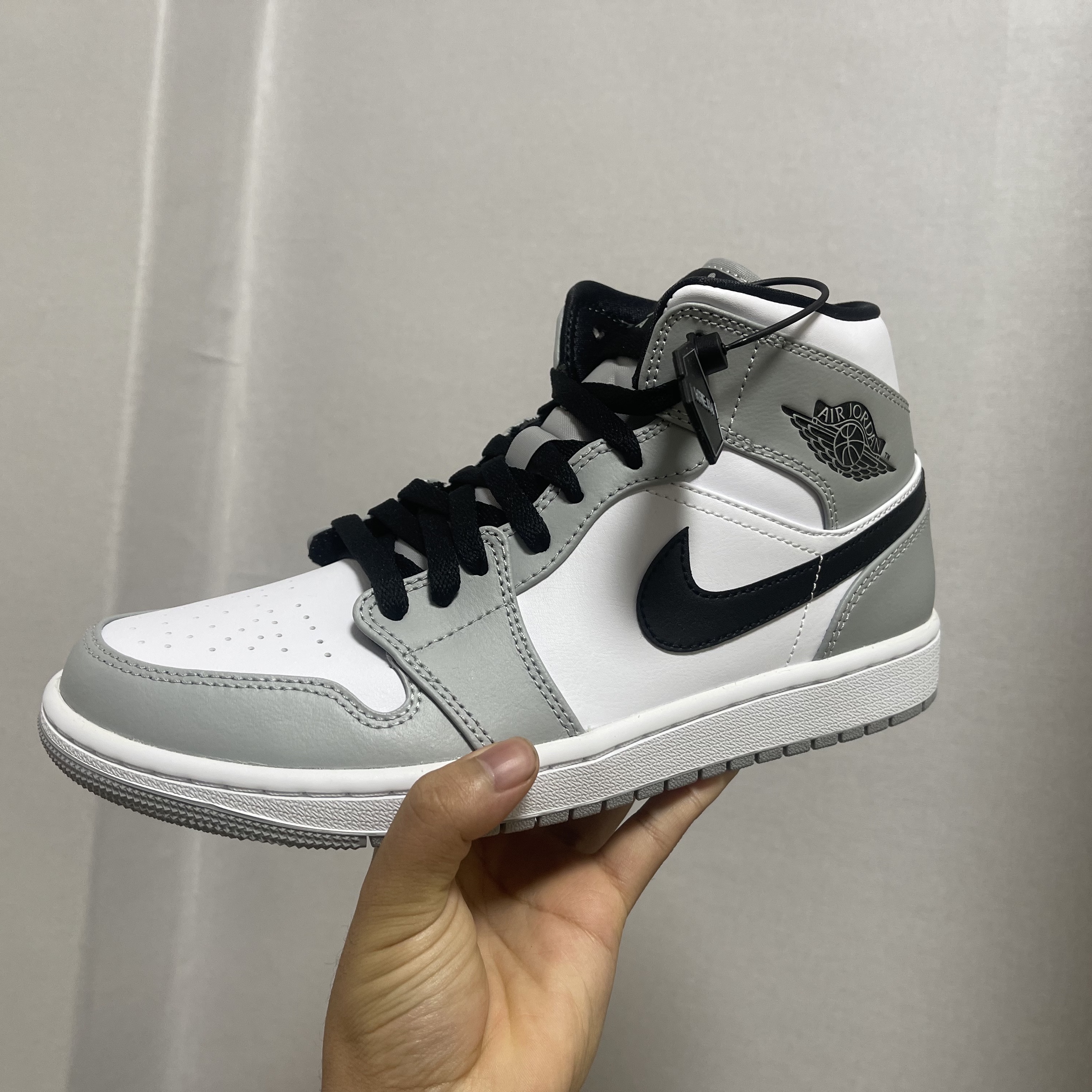 Jordan 1 Mid Light Smoke Grey 착용 스타일 - 2