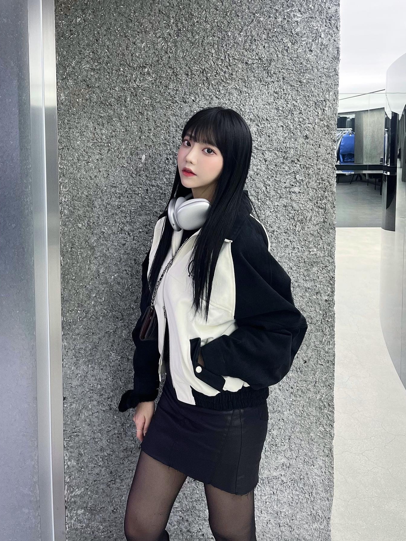 Apple AirPods Max Lightning Silver (Korean Ver.), Chanel Small Classic Flap Wallet Grained Calfskin & Silver Black 착용 스타일 - 2