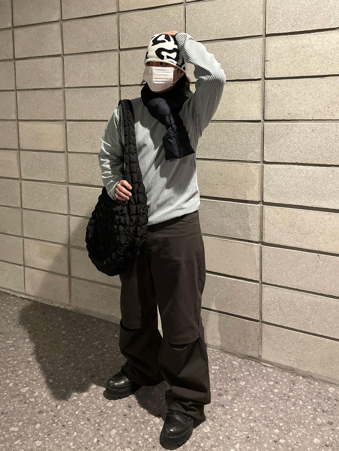 COS Quilted Oversized Shoulder Bag Black, Converse x Ambush Chuck Taylor All Star Duck Boot Black 착용 스타일 - 1