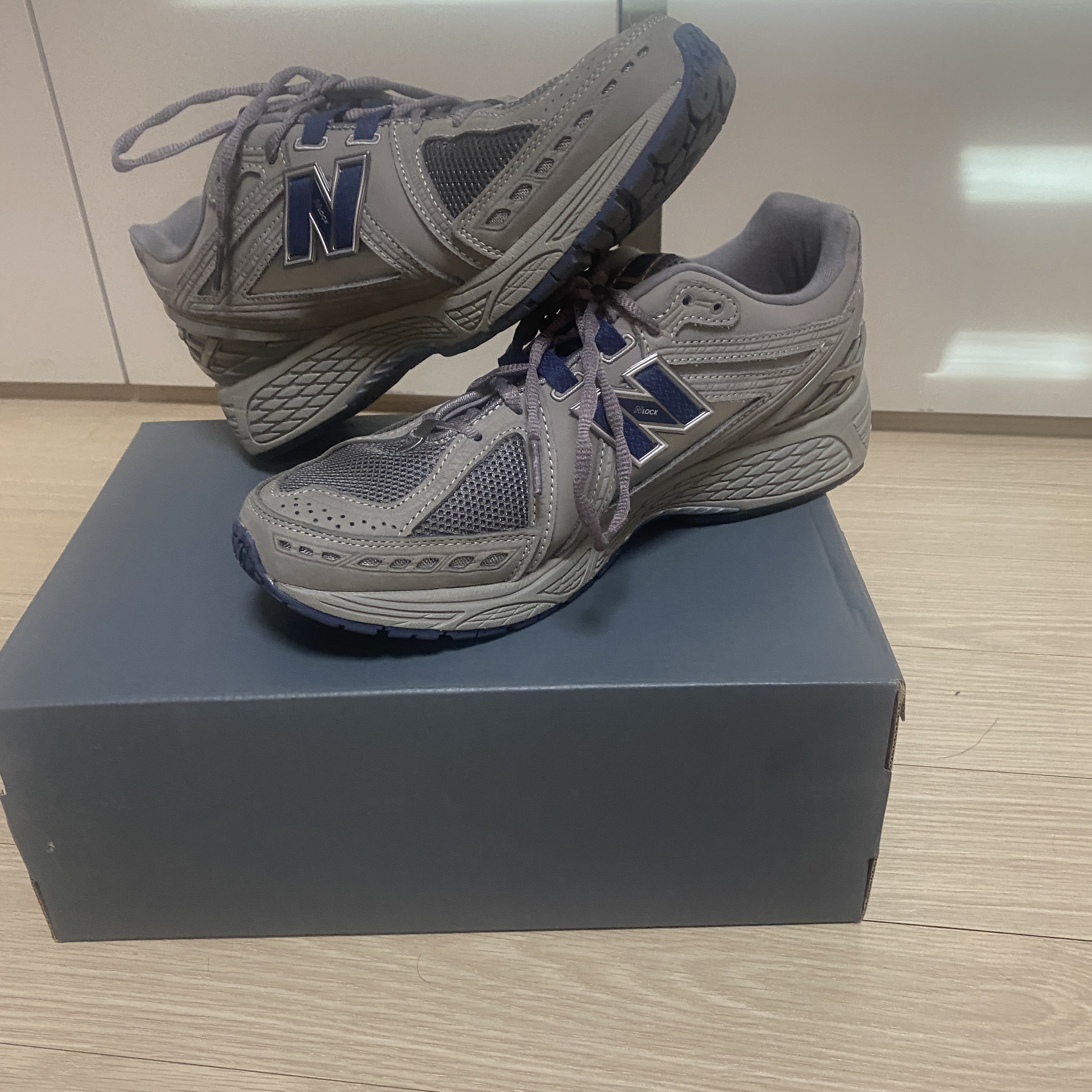 New Balance 1906R Charcoal Grey 착용 스타일 - 1