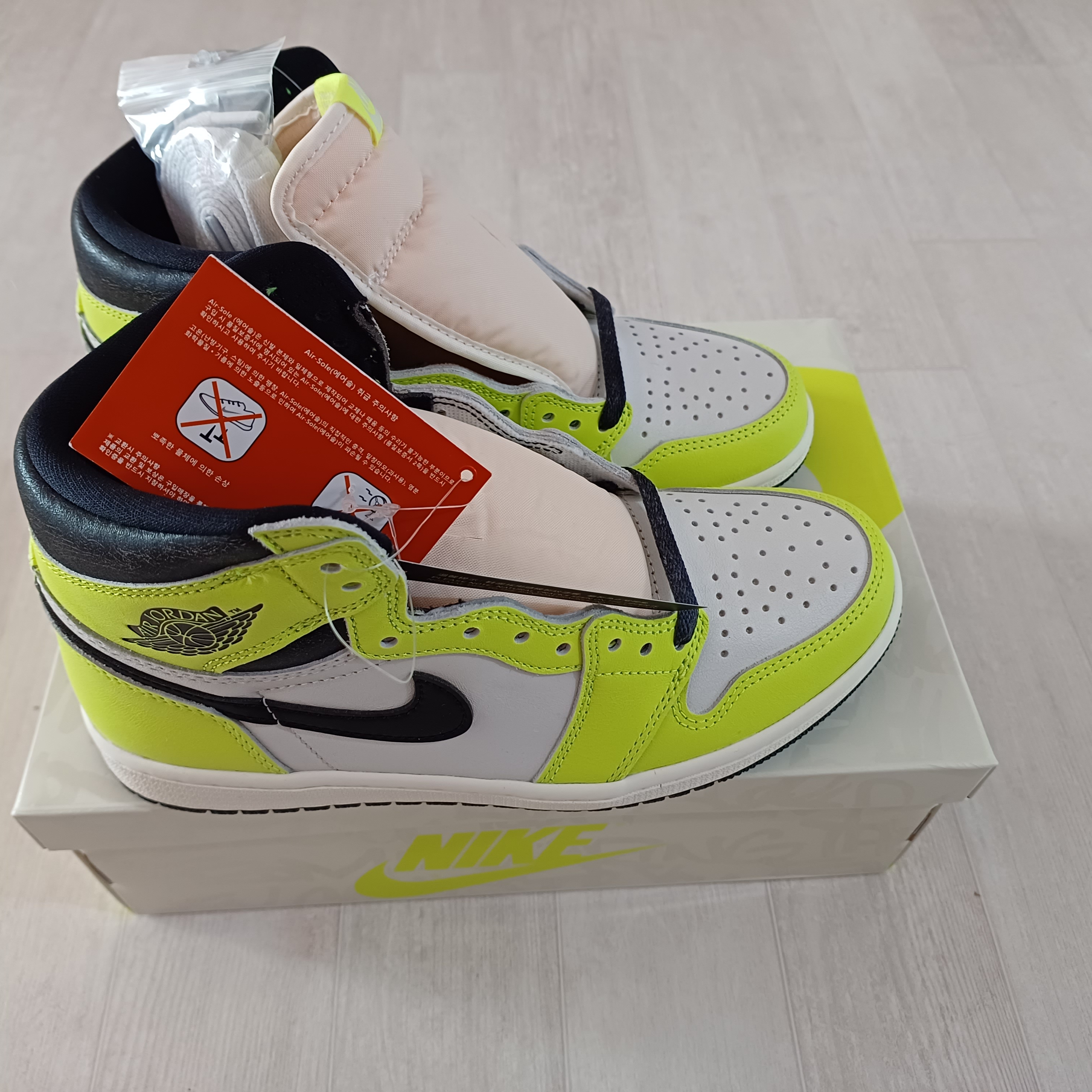 Jordan 1 Retro High OG Volt 착용 스타일 - 4