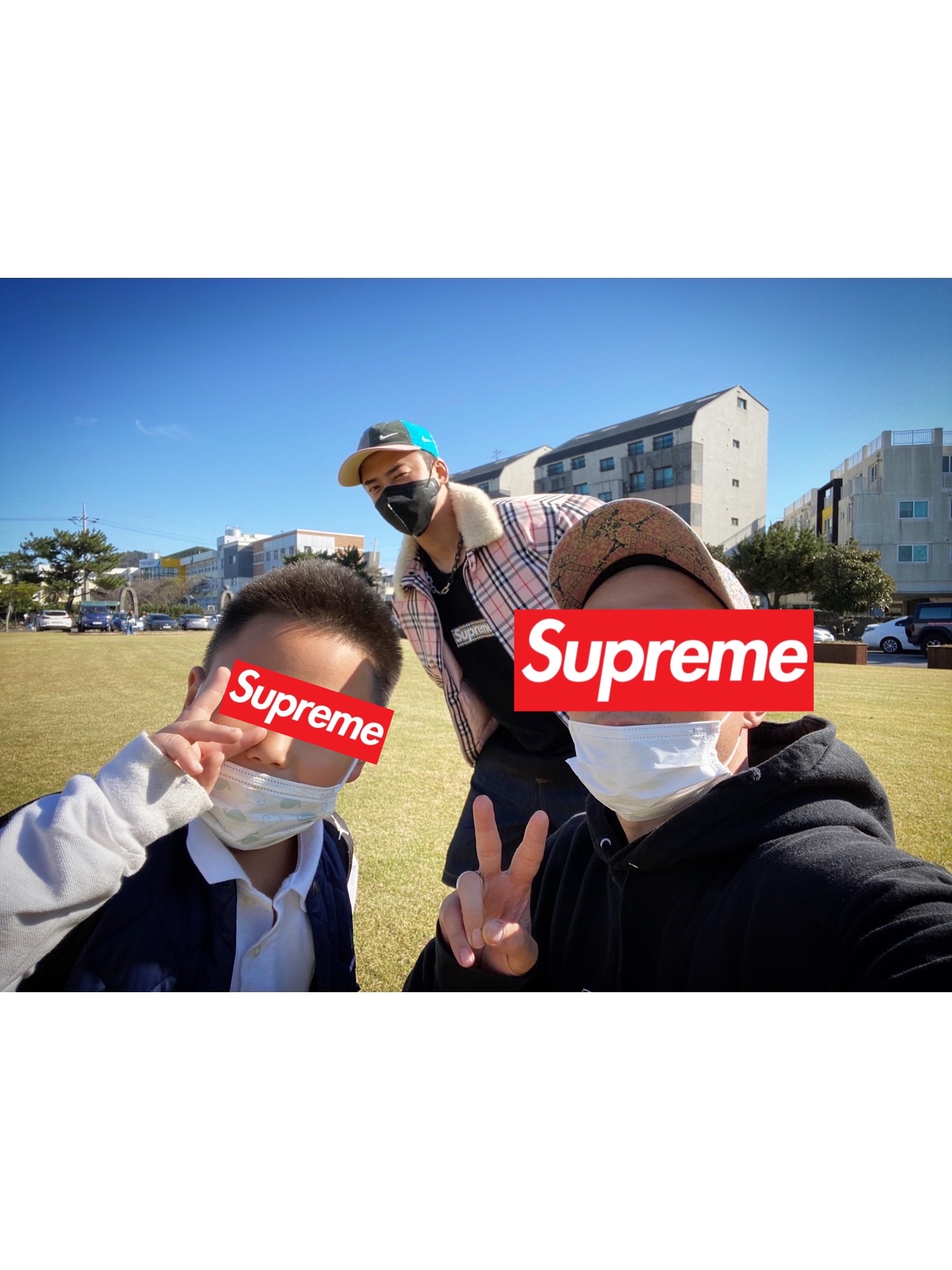 Supreme x Burberry Shearling Collar Down Puffer Jacket Pink - 22SS, Supreme x Burberry Box Logo T-Shirt Black - 22SS 착용 스타일 - 5