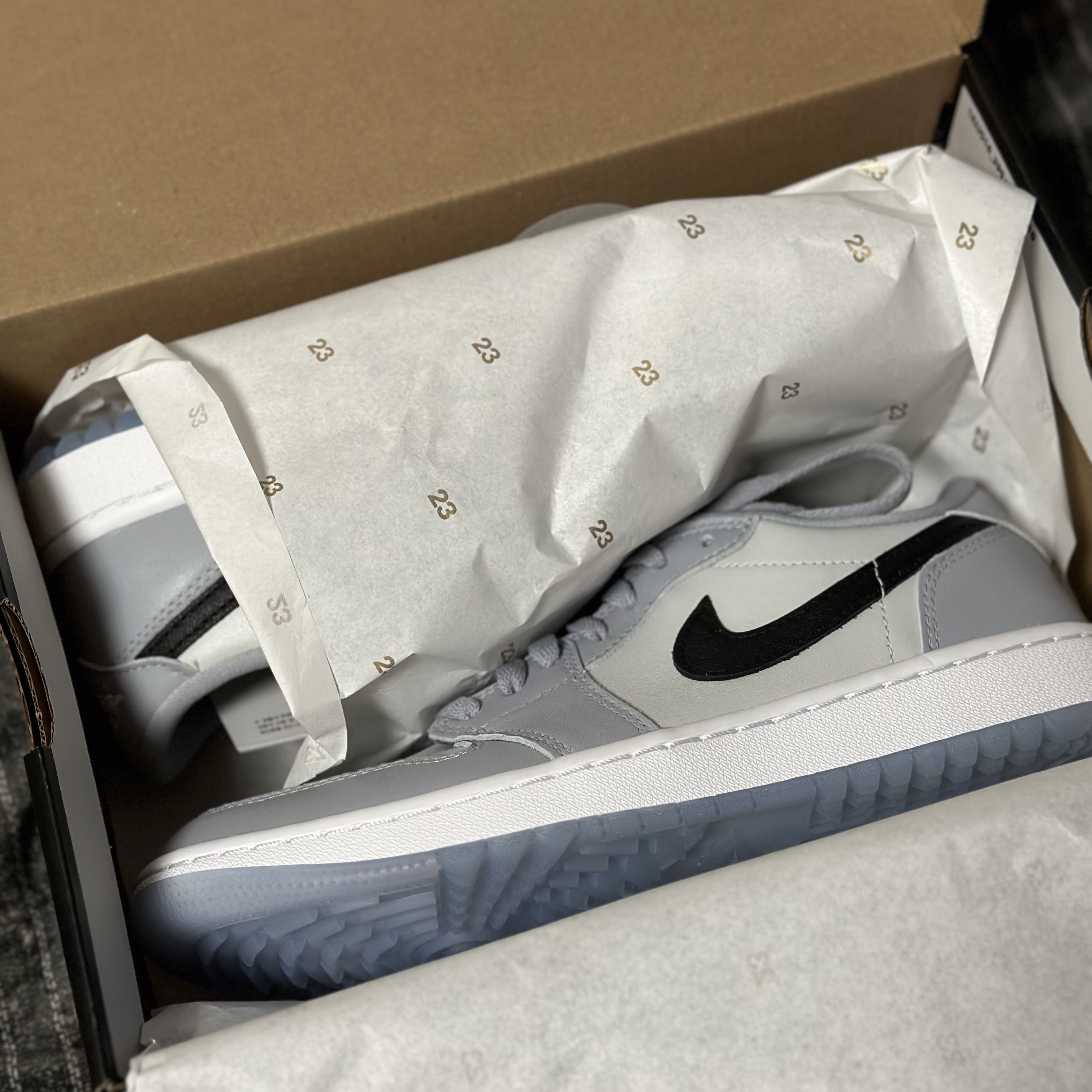Jordan 1 Low Golf Wolf Grey 착용 스타일 - 1