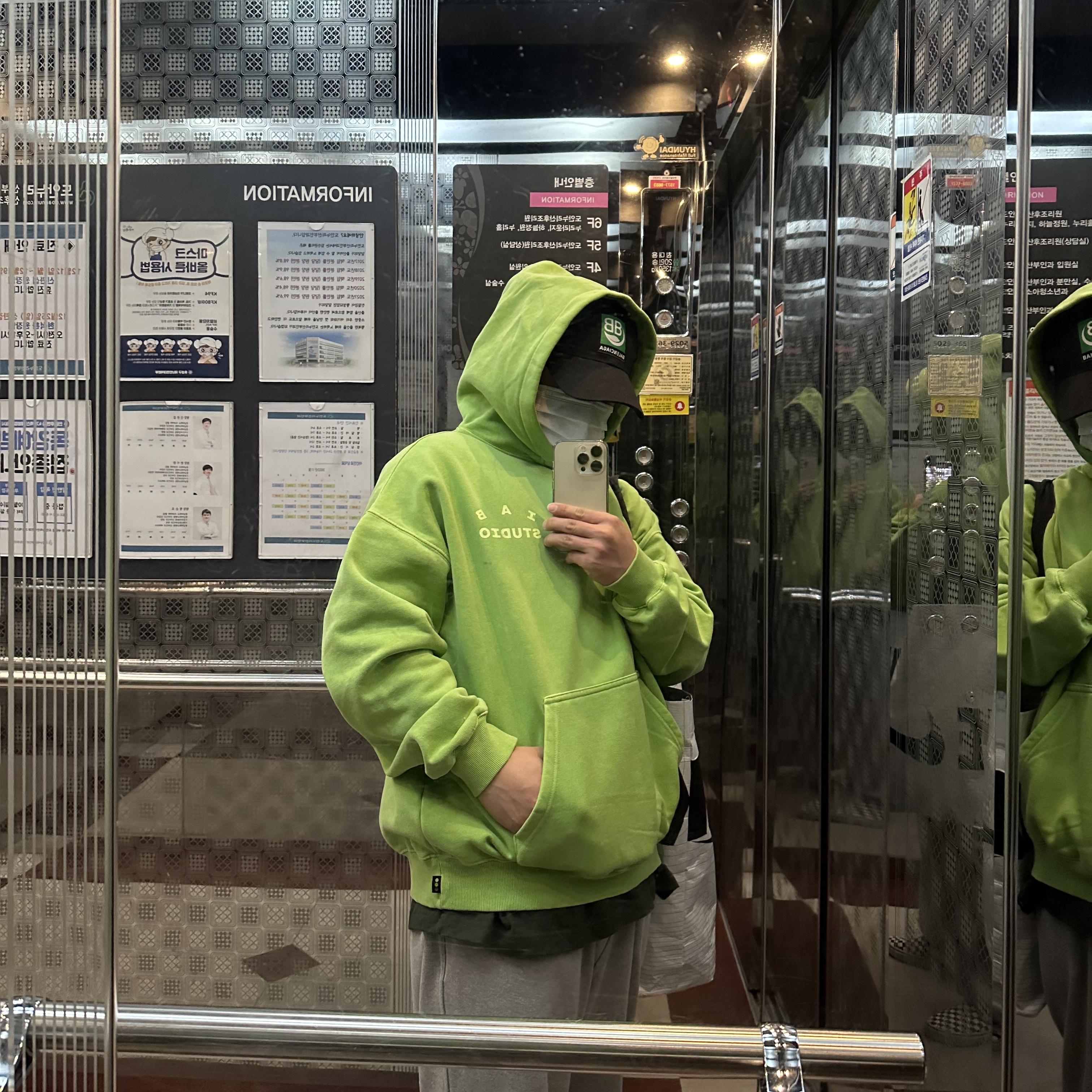 IAB Studio Pigment Hoodie & Sack Apple Green 착용 스타일 - 1