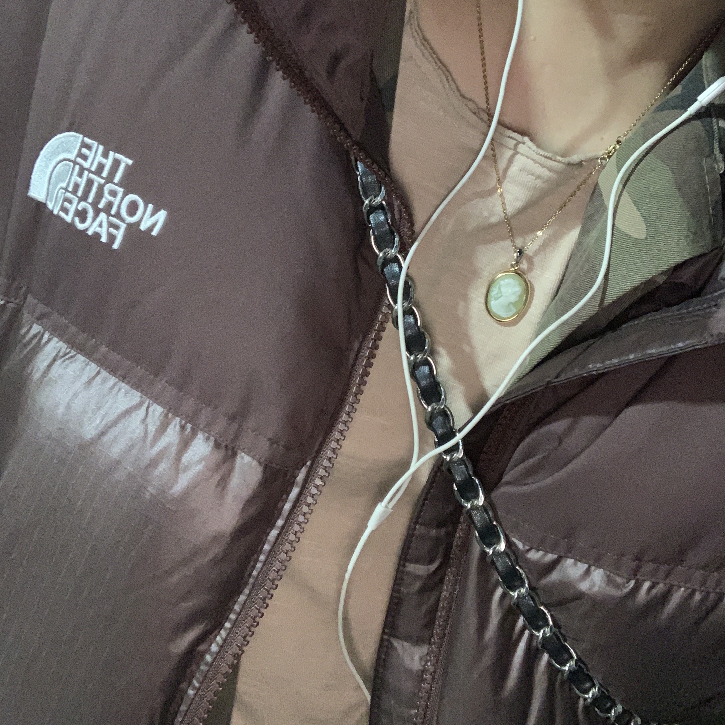 (W) The North Face White Label Novelty Nuptse Down Jacket Cocoa Brown 착용 스타일 - 2