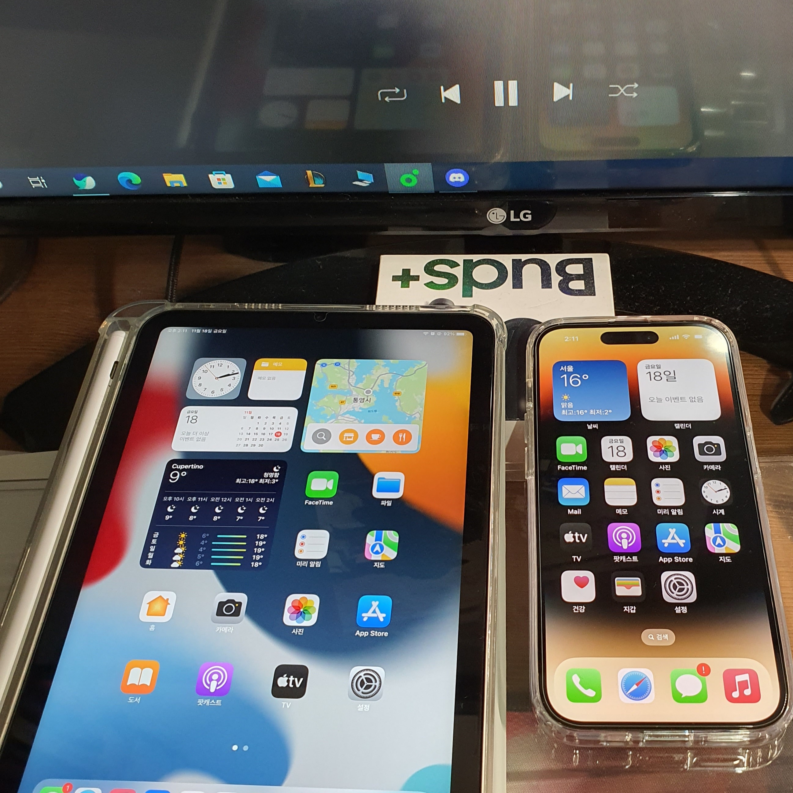 Apple iPhone 14 Pro 256GB Gold (Korean Ver.), Apple iPad Mini 6th Gen Wifi 64GB Starlight (Korean Ver.) 착용 스타일 - 1