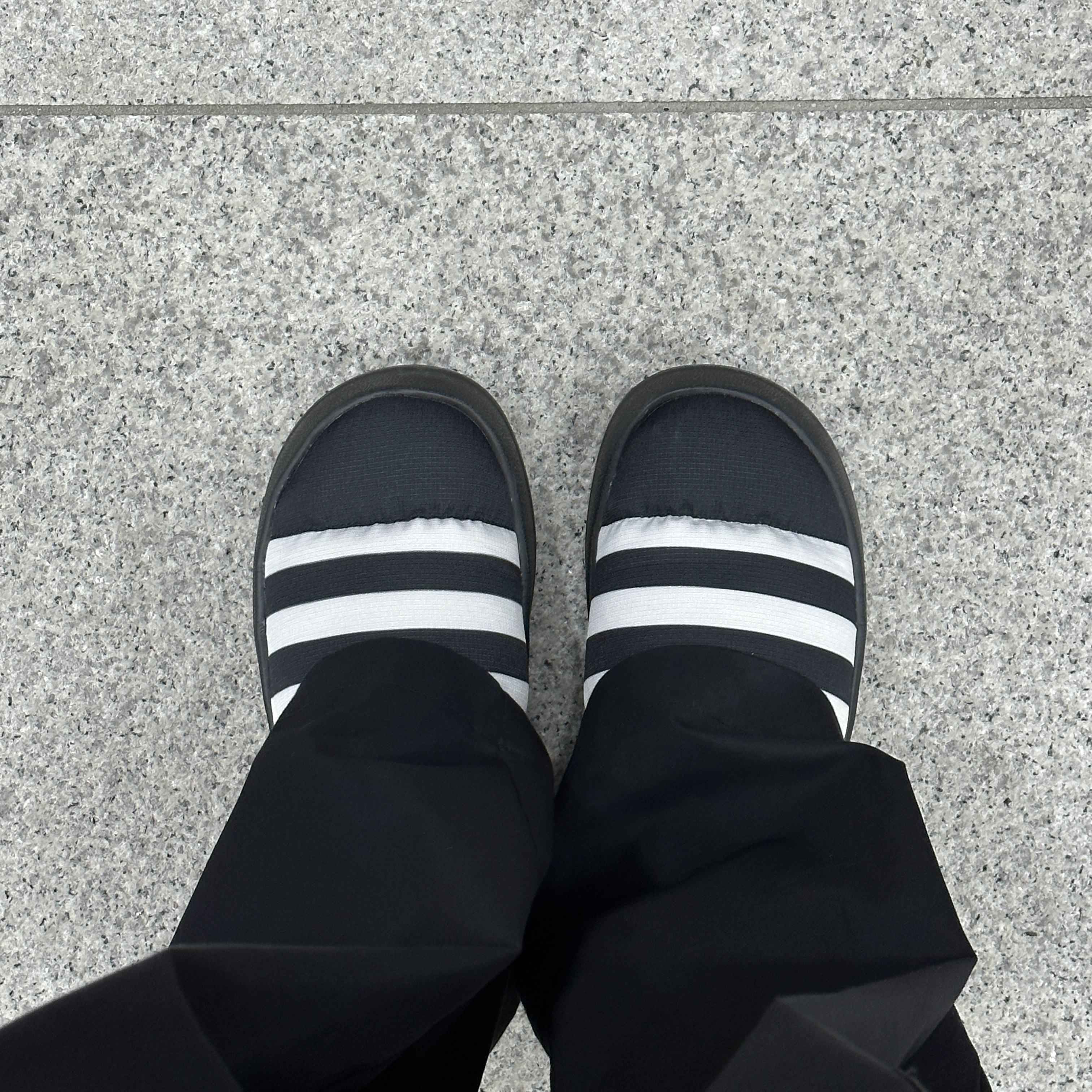 Adidas Puffylette Core Black 착용 스타일