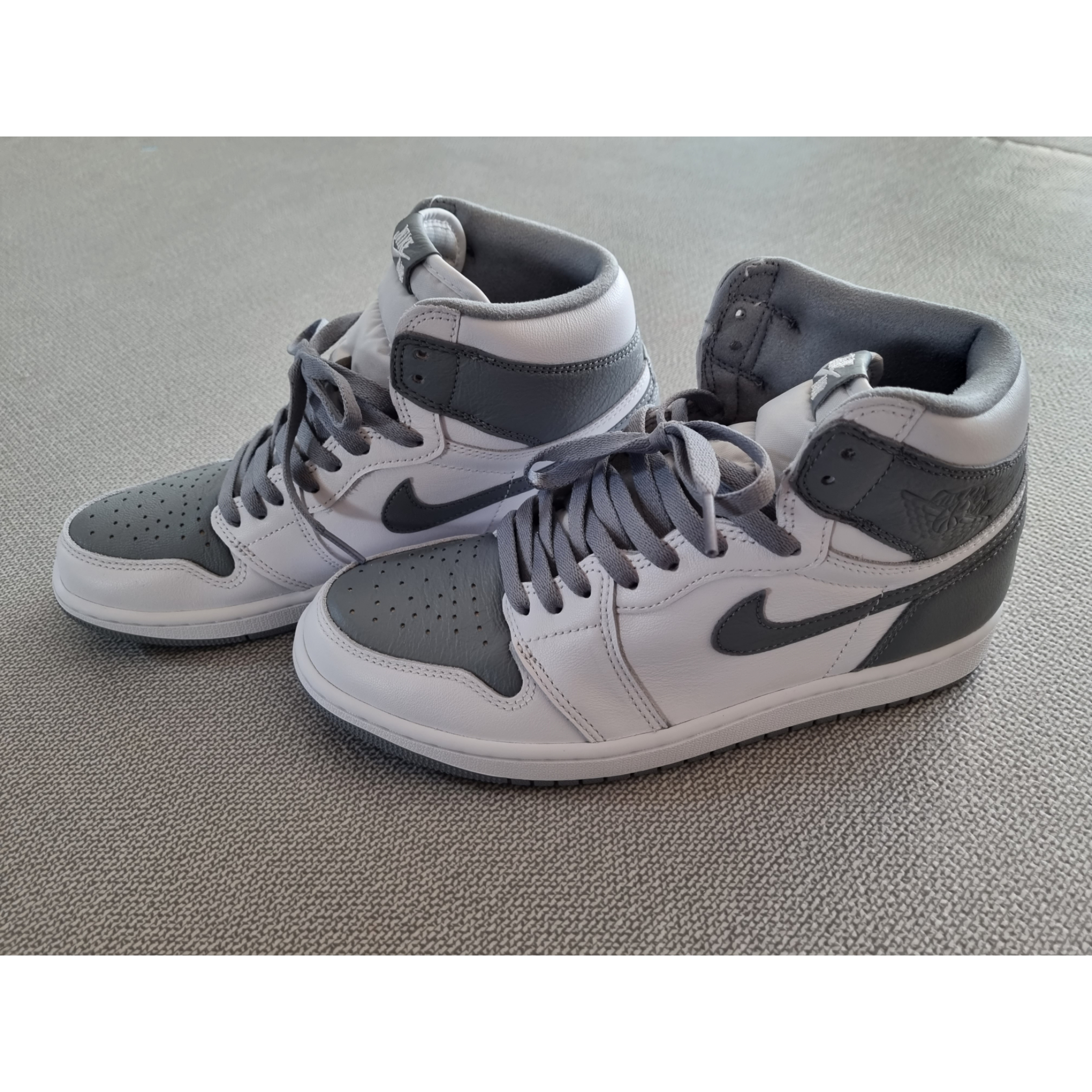 Jordan 1 Retro High OG Stealth 착용 스타일 - 1