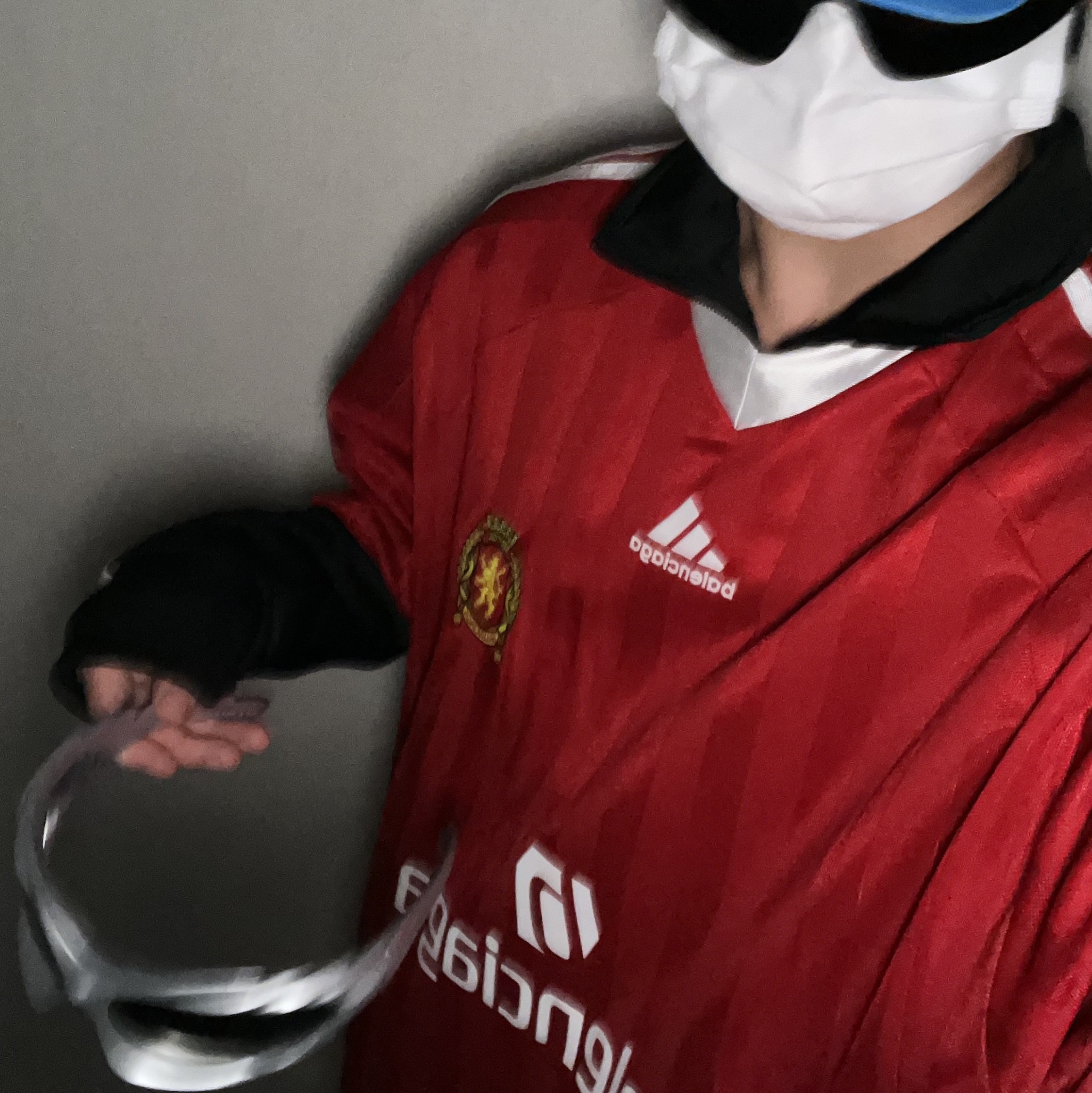 Balenciaga x Adidas Cap Blue, Balenciaga x Adidas Oversized Football T-Shirt Red 착용 스타일 - 3