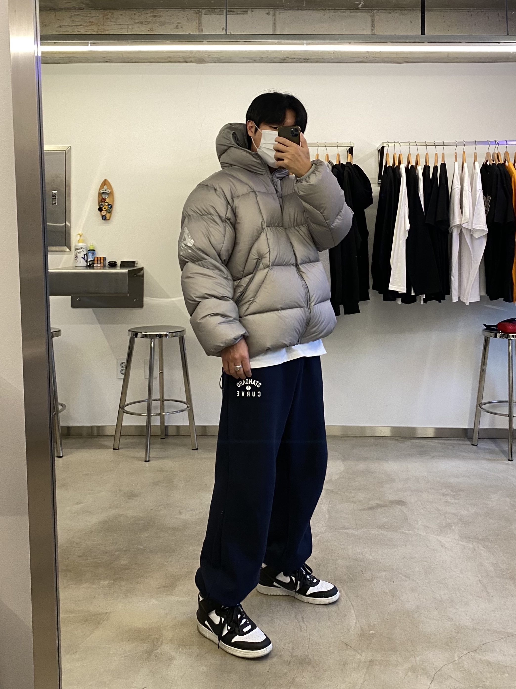 Palace Pertex Frost Balaclava Puffa Grey - 22FW, Nike x Ambush Dunk High Black 착용 스타일 - 1