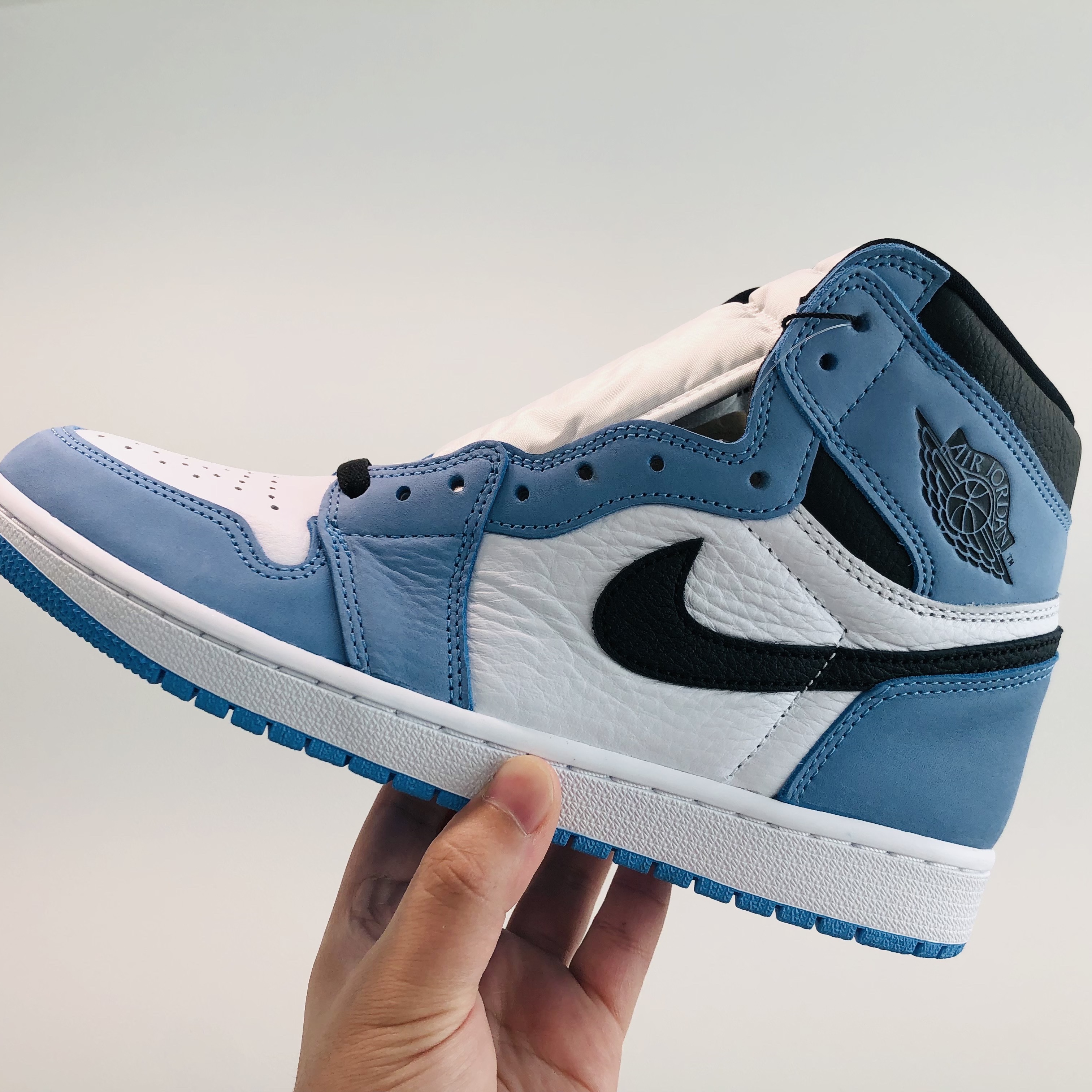 Jordan 1 Retro High OG University Blue 착용 스타일 - 1