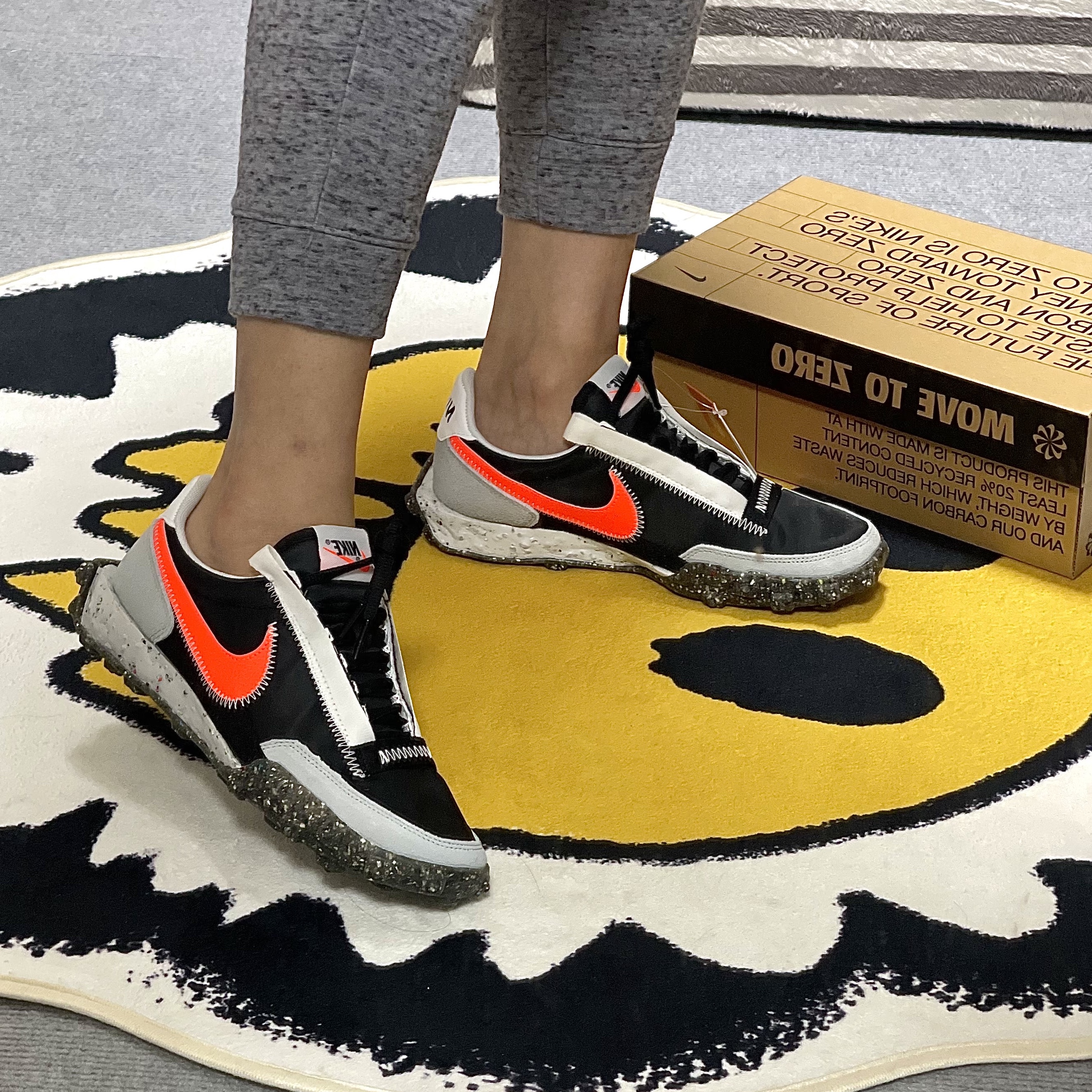 (W) Nike Waffle Racer Crater White Hyper Crimson 착용 스타일 - 2