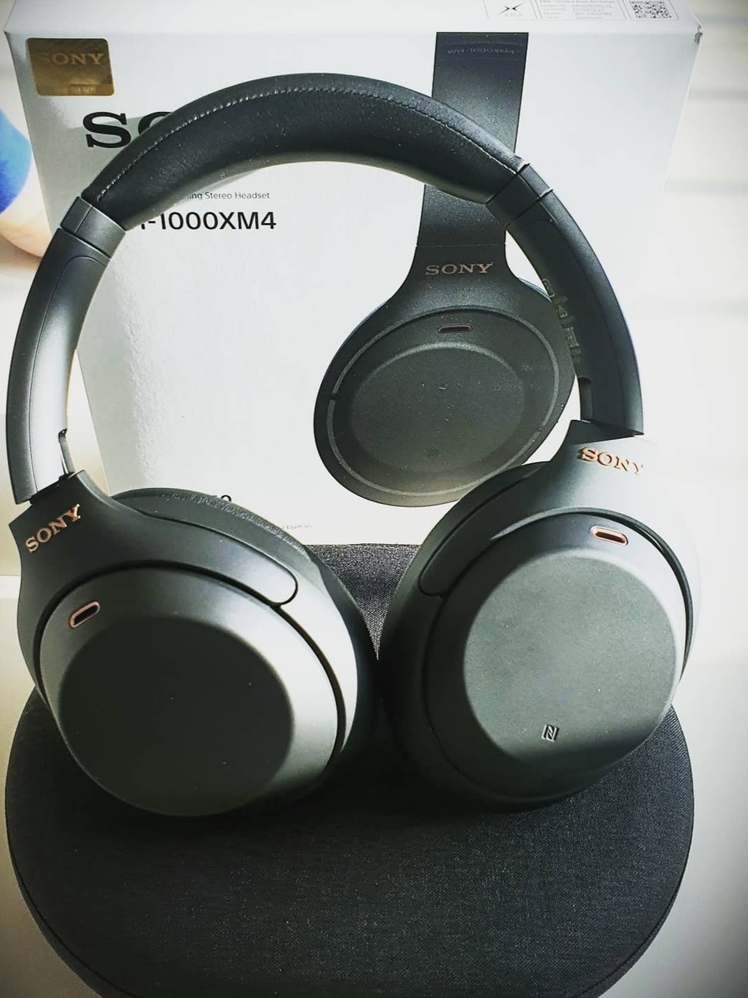 Sony WH-1000XM4 Black (Korean Ver.), Nike NRG Solo Swoosh Fleece Hoodie Black White - US/EU 착용 스타일 - 3