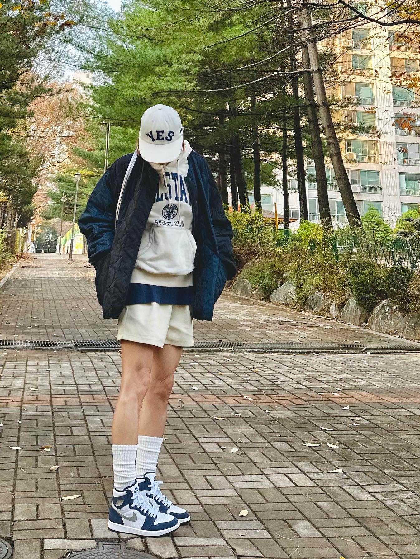 Jordan 1 Retro High OG CO.JP Midnight Navy, Telfar Small Shopping Bag Silver 착용 스타일 - 2