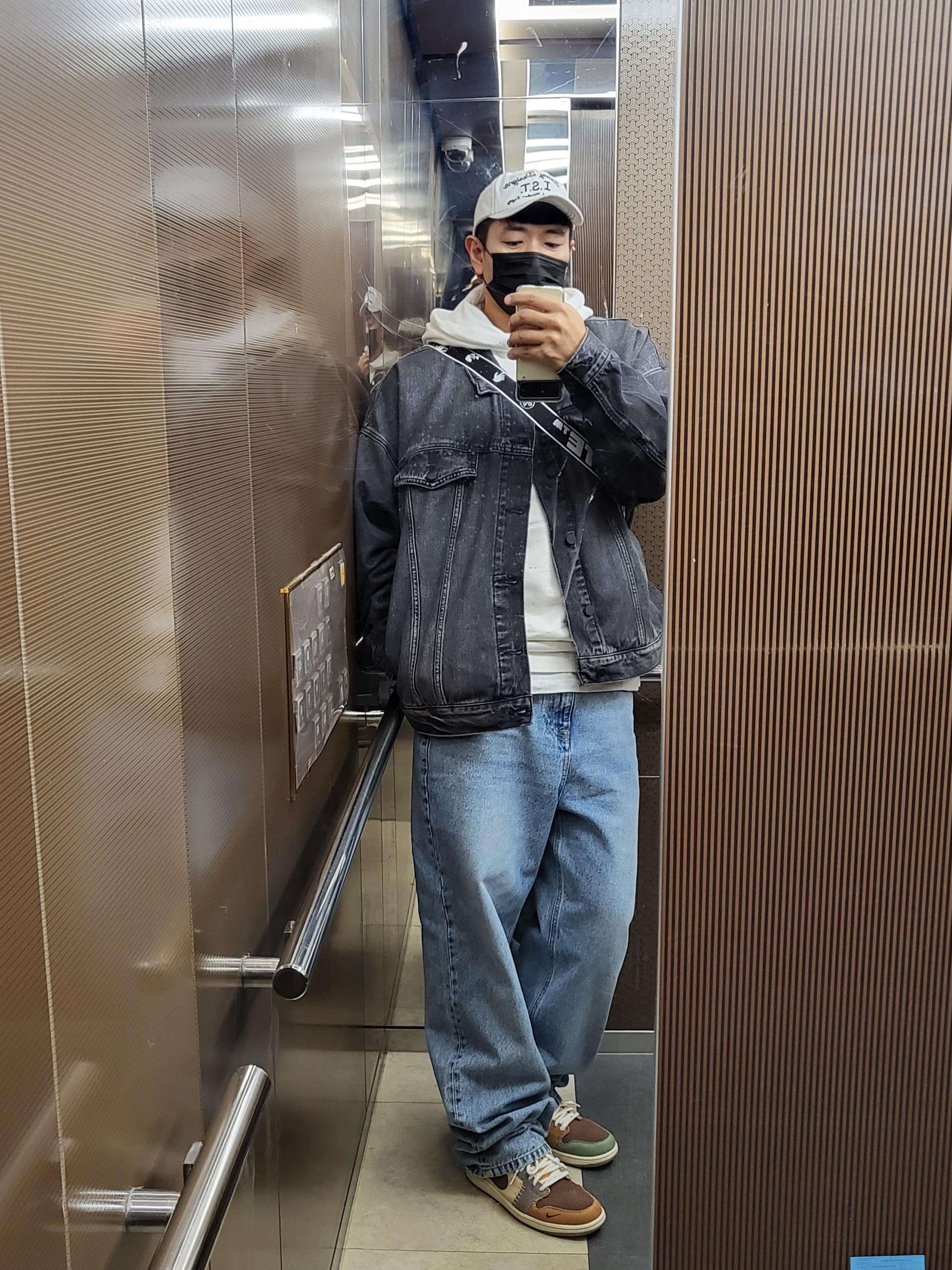 Essentials Denim Jacket Black - 22SS, Stussy Ist Low Pro Cap White 착용 스타일