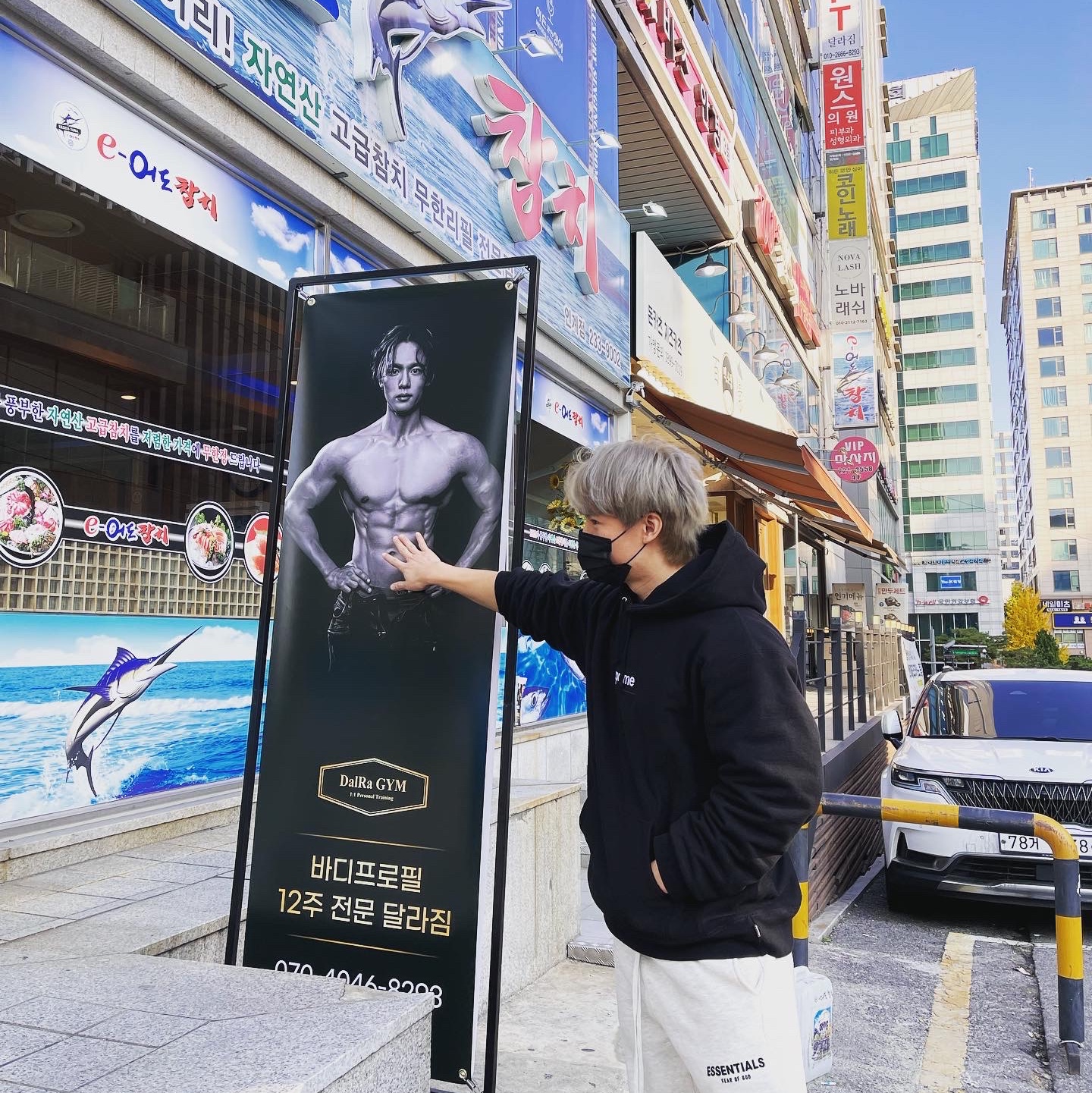 Supreme Box Logo Hooded Sweatshirt Black - 21FW, Essentials The Core Collection Relaxed Sweatpants Light Oatmeal 착용 스타일 - 4