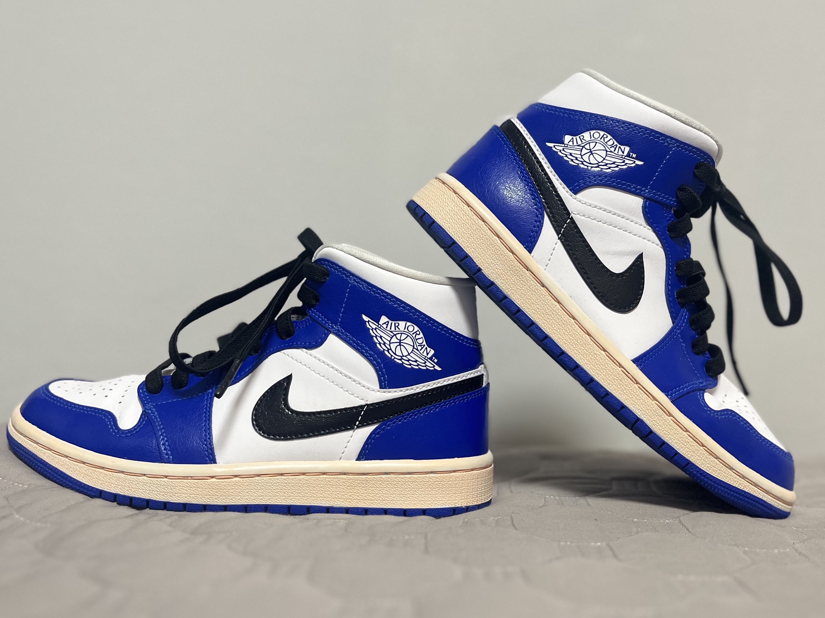 (W) Jordan 1 Mid White Hyper Royal 착용 스타일