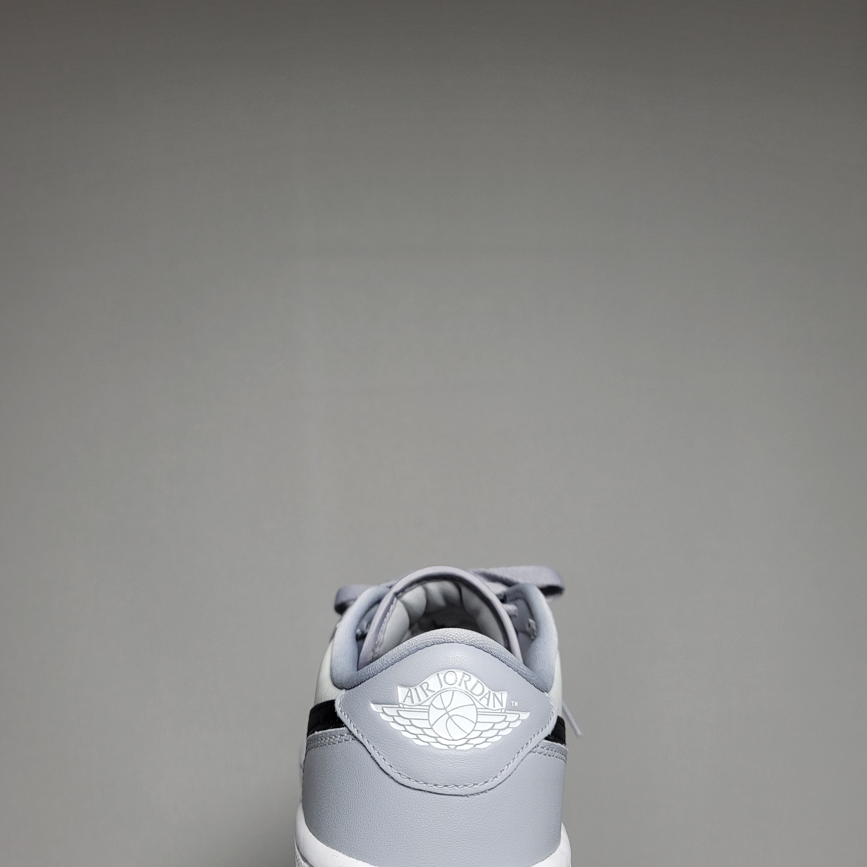 Jordan 1 Low Golf Wolf Grey 착용 스타일 - 2