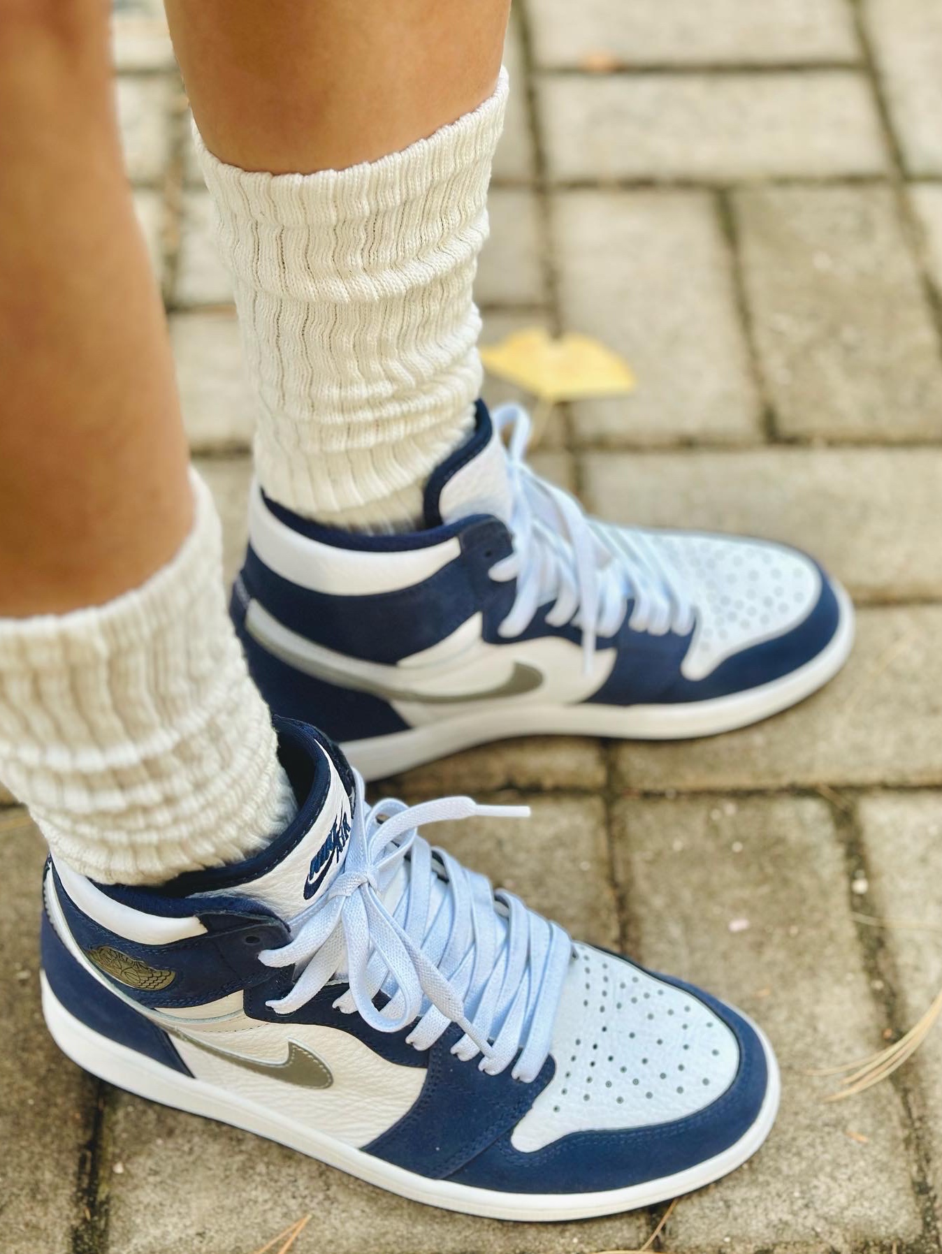 Jordan 1 Retro High OG CO.JP Midnight Navy, Telfar Small Shopping Bag Silver 착용 스타일 - 5