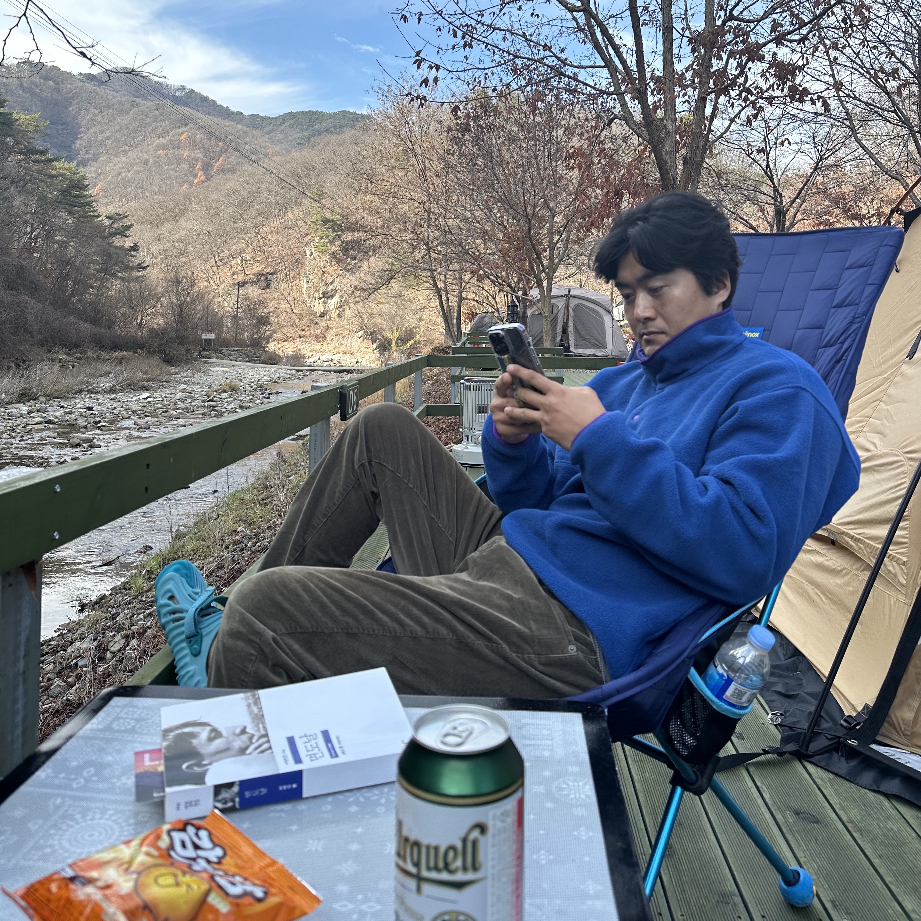 Crocs x Salehe Bembury Pollex Clog Tide, Patagonia Synchilla Snap-T Pullover Superior Blue 착용 스타일 - 1