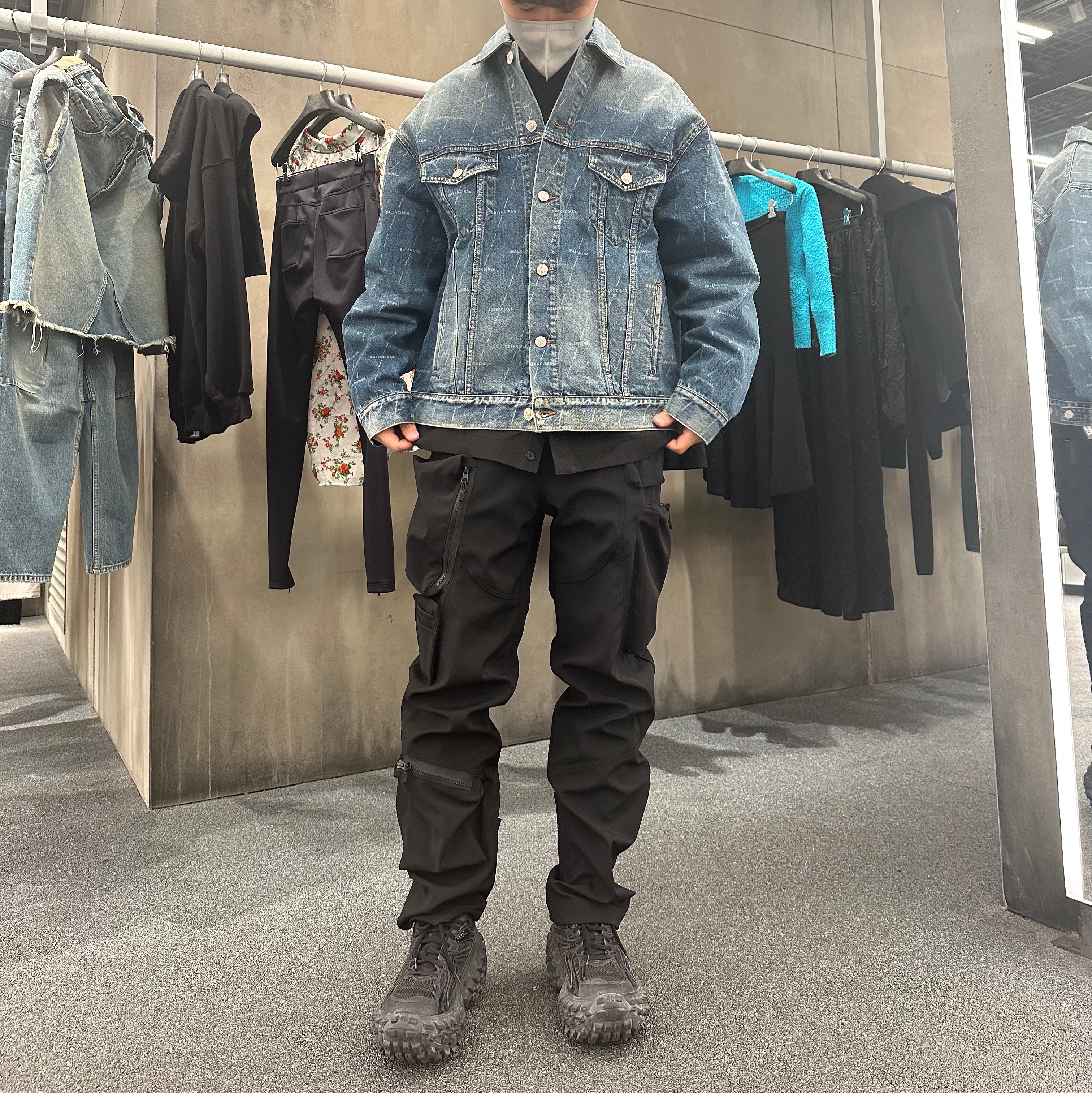 Undermycar Bucky Multi Pocket Dynamic Pants Dark Forest - 22SS, Balenciaga Defender Sneakers Black 착용 스타일