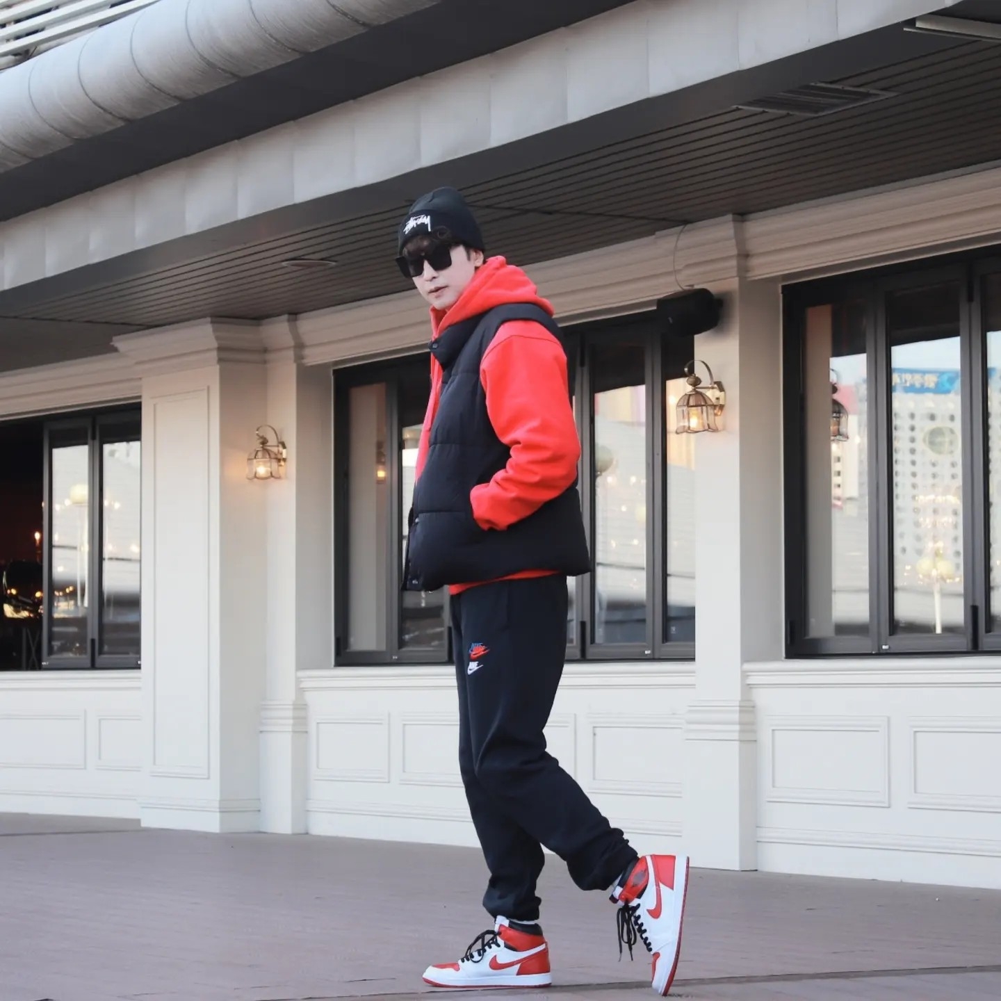 Stussy Big Stock Cuff Beanie Black, Stussy Beach Roots Hoodie Red 착용 스타일 - 2
