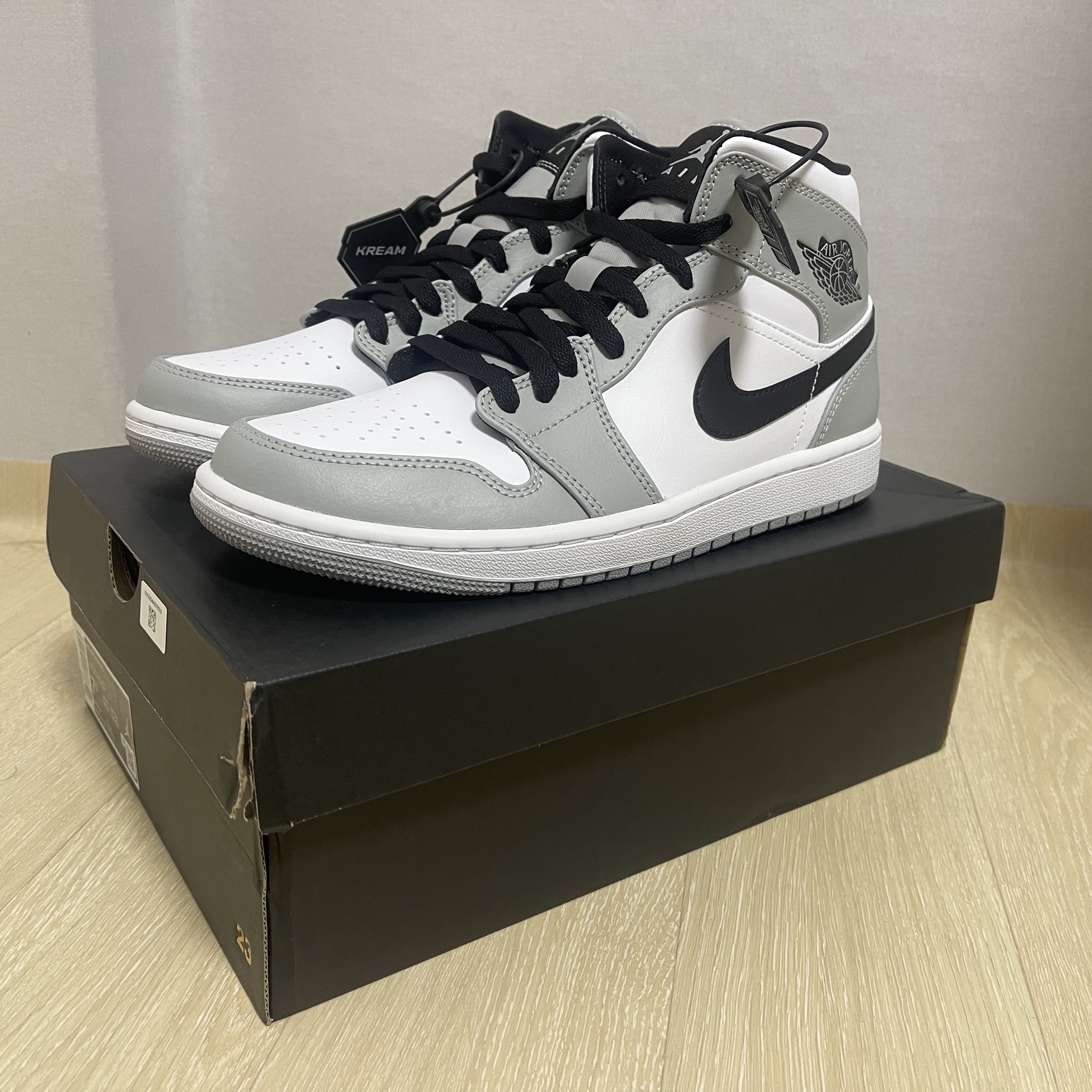 Jordan 1 Mid Light Smoke Grey 착용 스타일 - 1