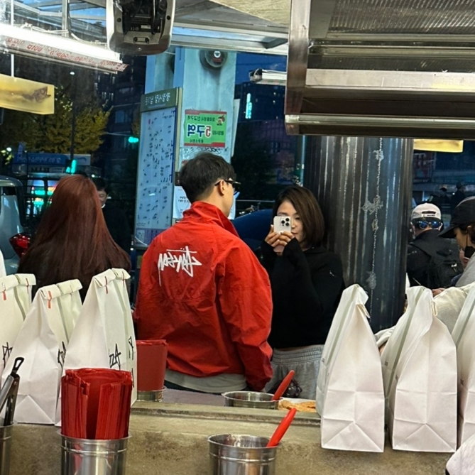 Nike x Stussy Windrunner Jacket Habanero Red 착용 스타일