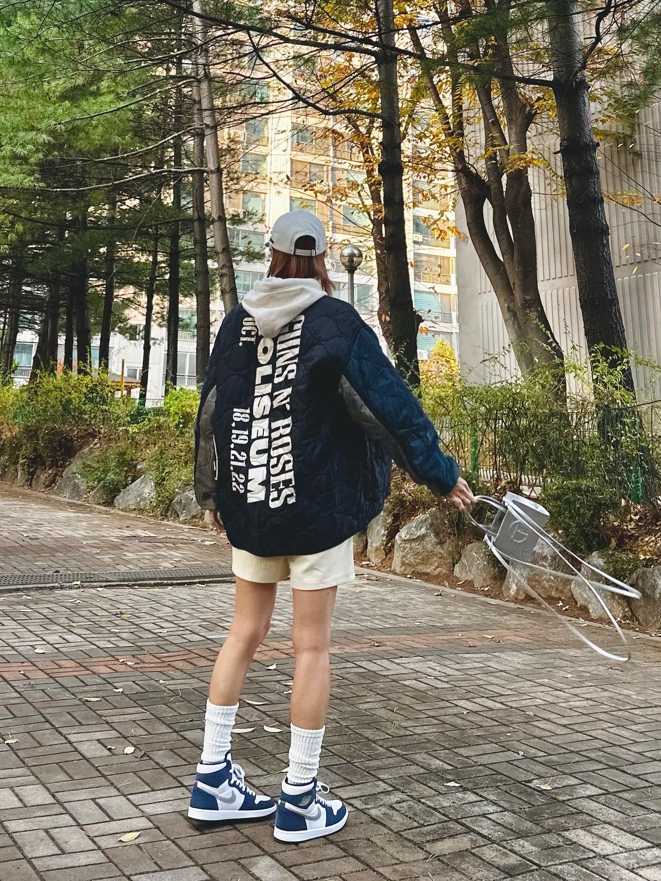 Jordan 1 Retro High OG CO.JP Midnight Navy, Telfar Small Shopping Bag Silver 착용 스타일 - 3