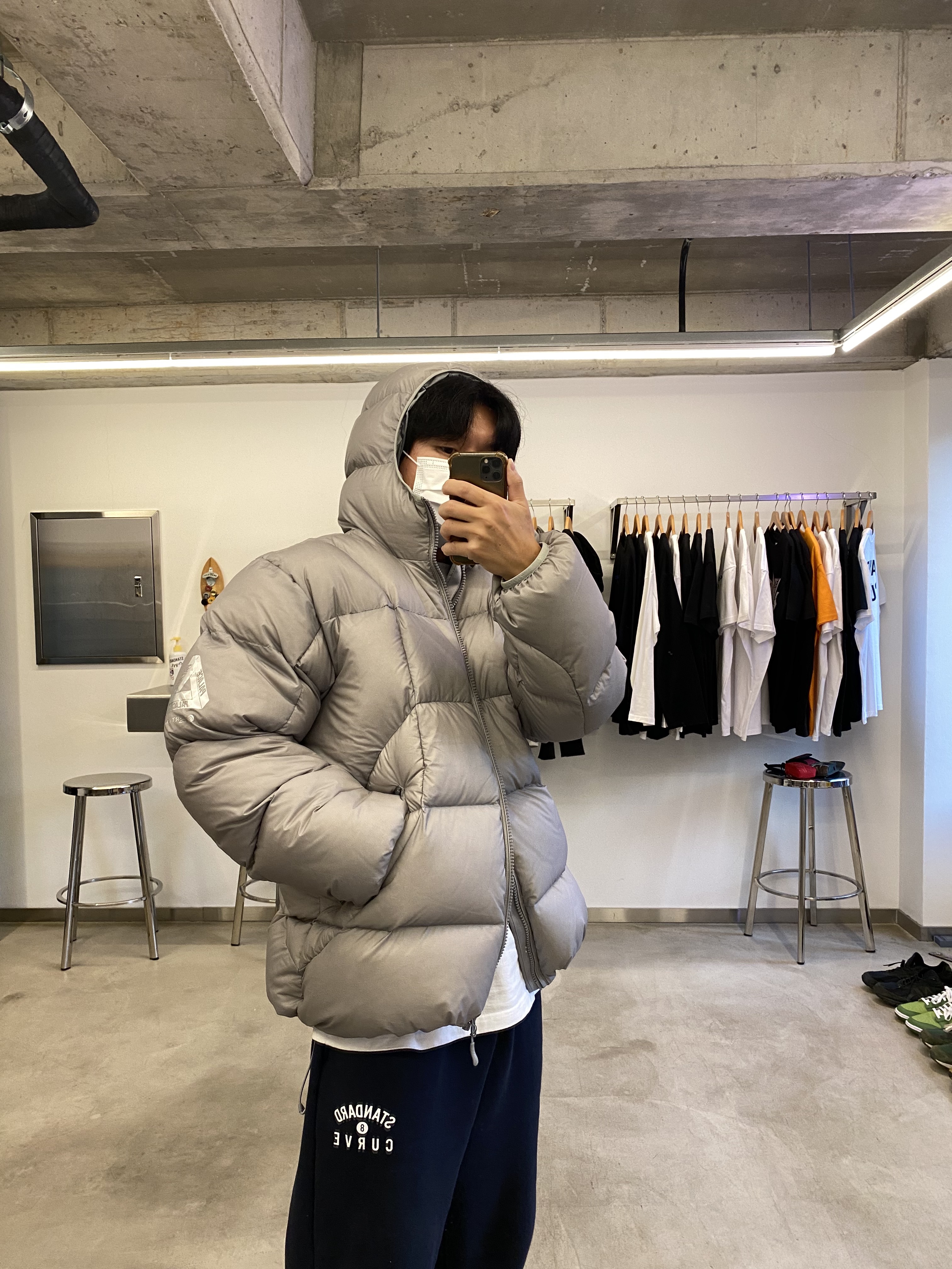 Palace Pertex Frost Balaclava Puffa Grey - 22FW, Nike x Ambush Dunk High Black 착용 스타일 - 3