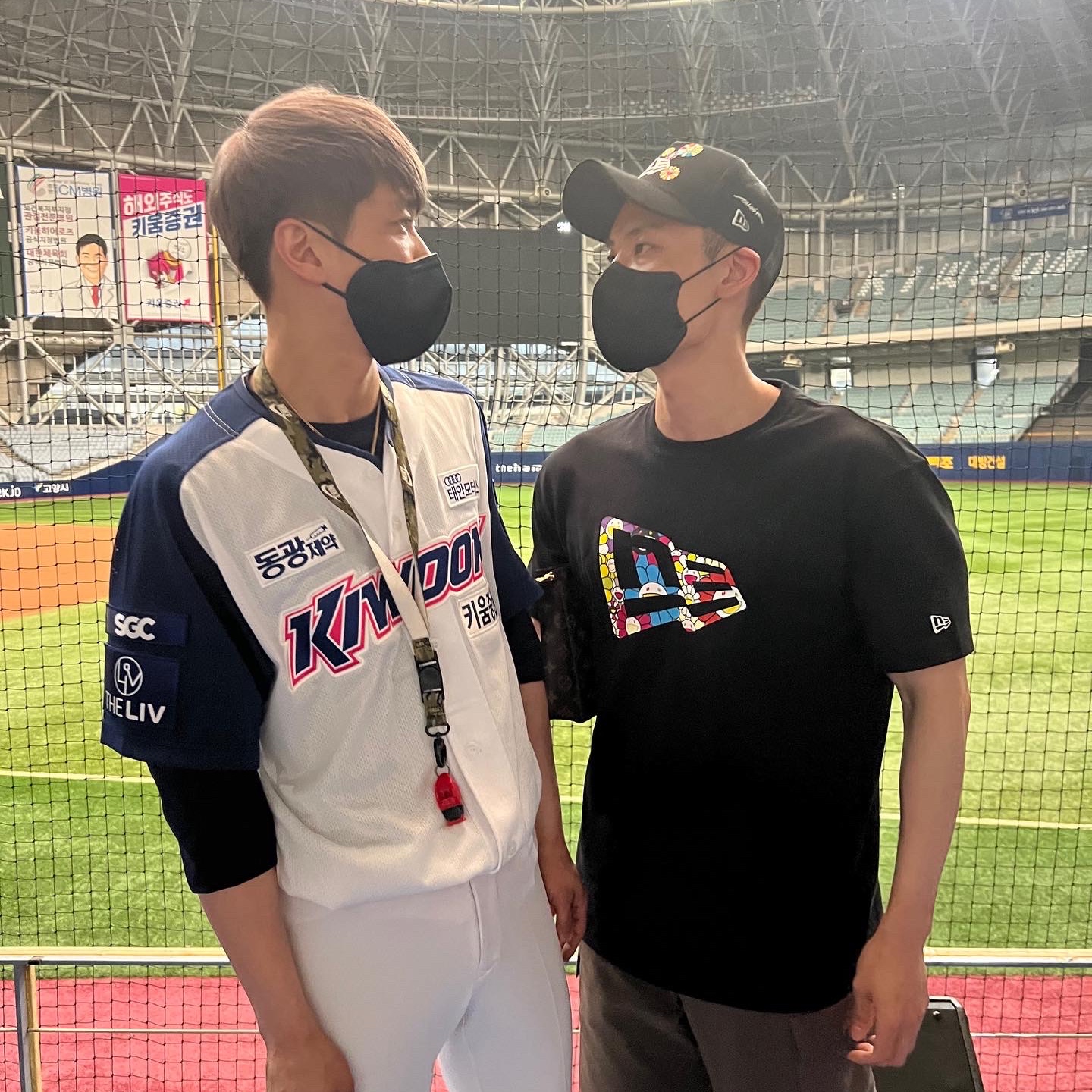 New Era x Murakami Takashi Flag T-Shirt Black 착용 스타일 - 2