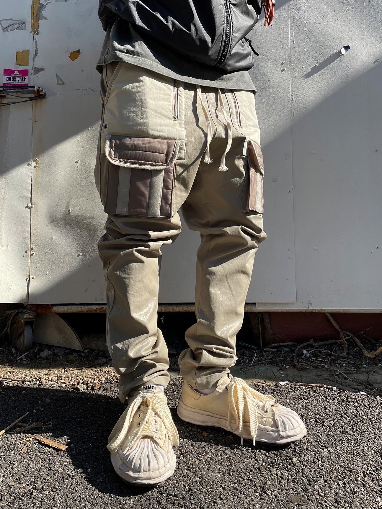 Maison Mihara Yasuhiro Blakey OG STC Sole Paper Like Leather Low-top Sneakers White 착용 스타일 - 3