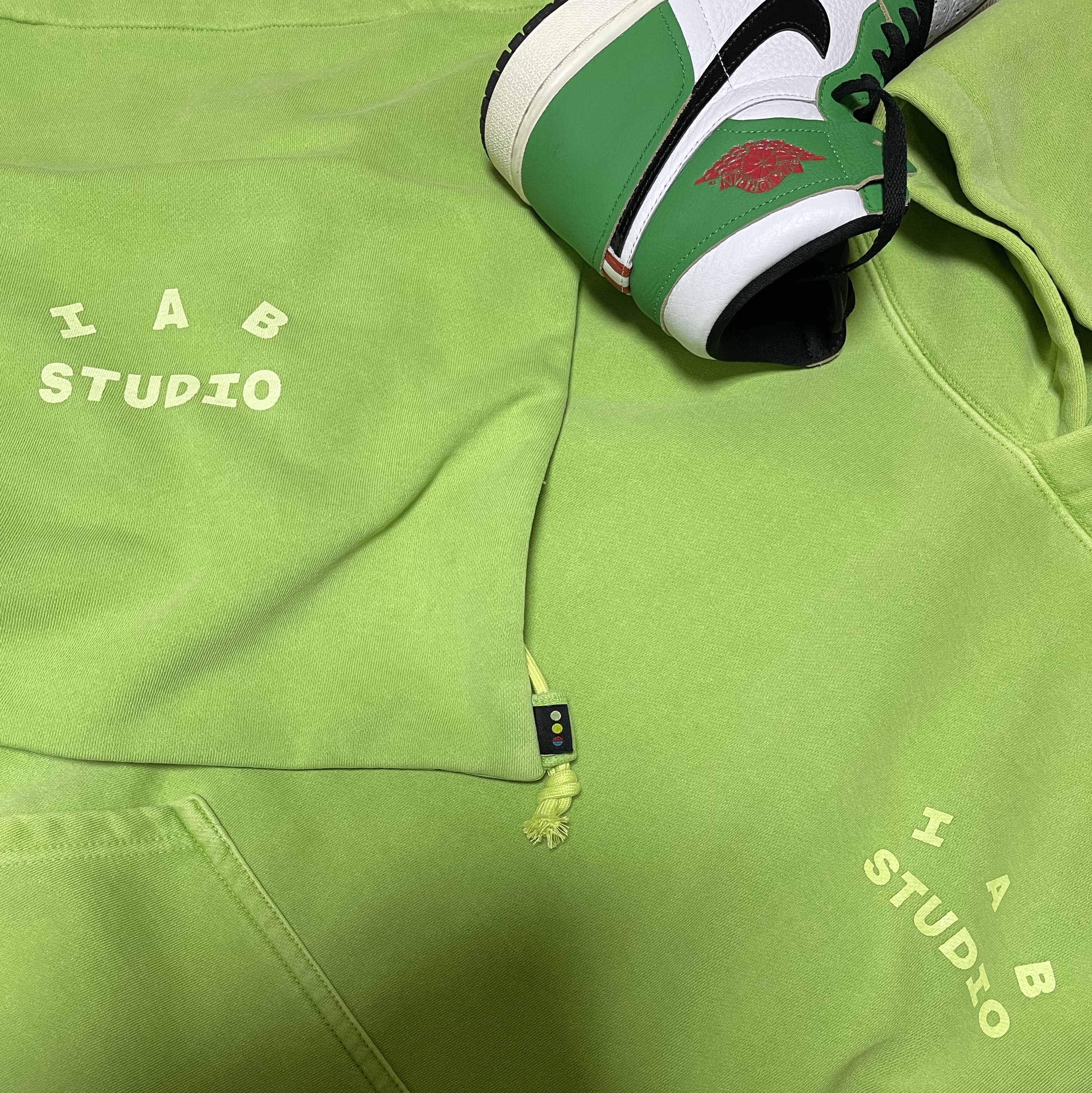 (W) Jordan 1 Retro High OG Lucky Green, IAB Studio Pigment Hoodie & Sack Apple Green 착용 스타일 - 1