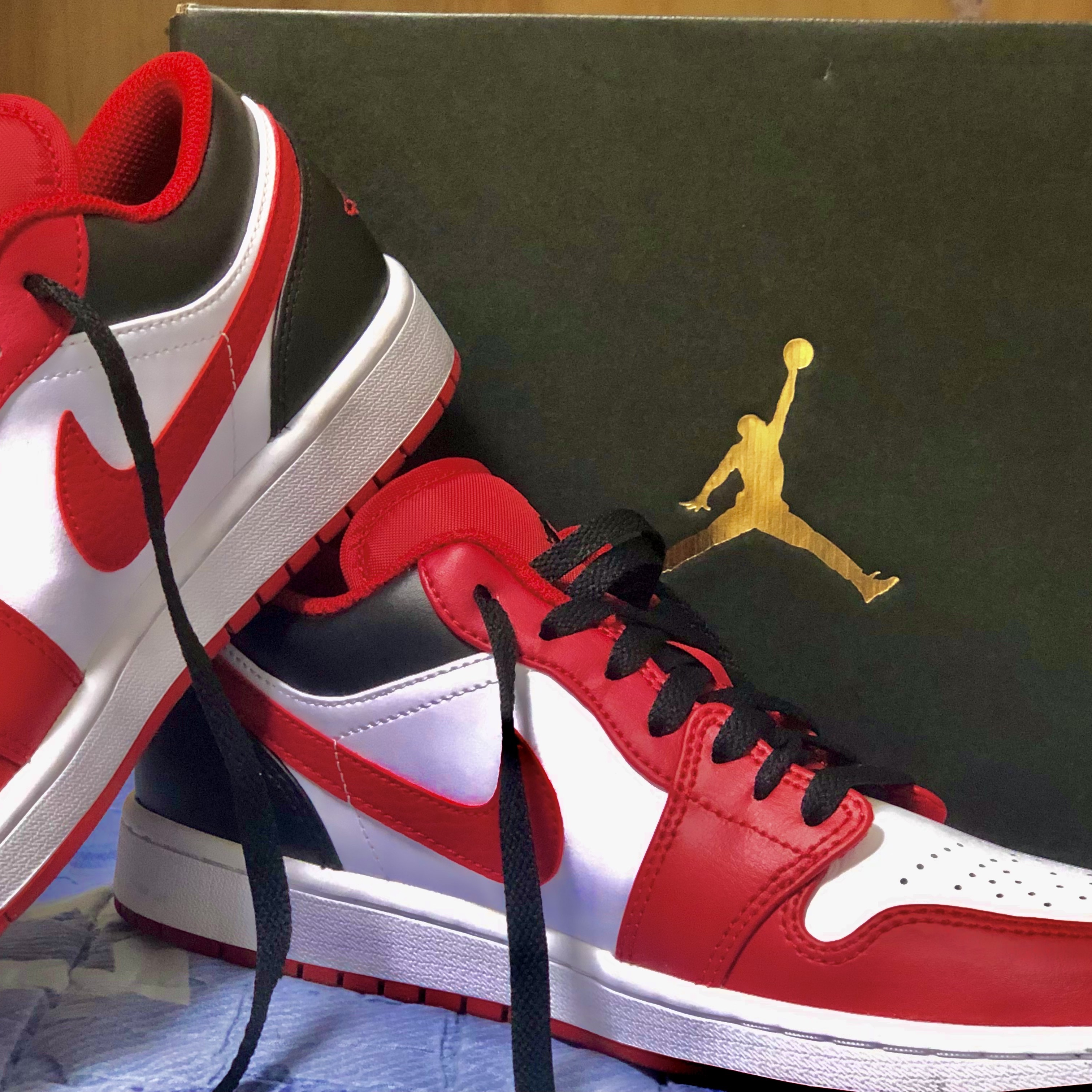 Jordan 1 Low White Gym Red Black 착용 스타일
