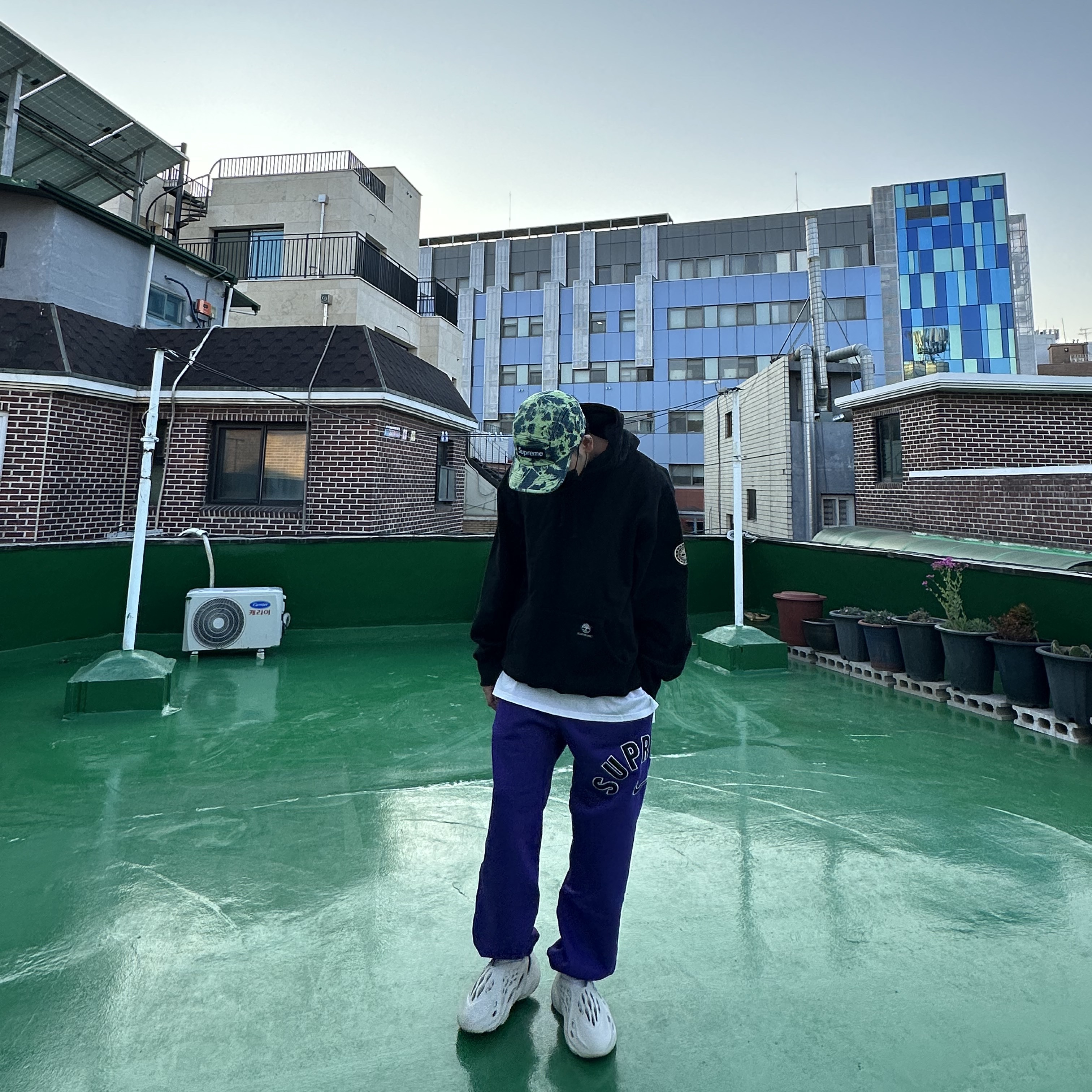 Supreme Denim Camp Cap Dyed Green - 22FW, Supreme x Timberland Hooded Sweatshirt Black - 21FW 착용 스타일 - 1