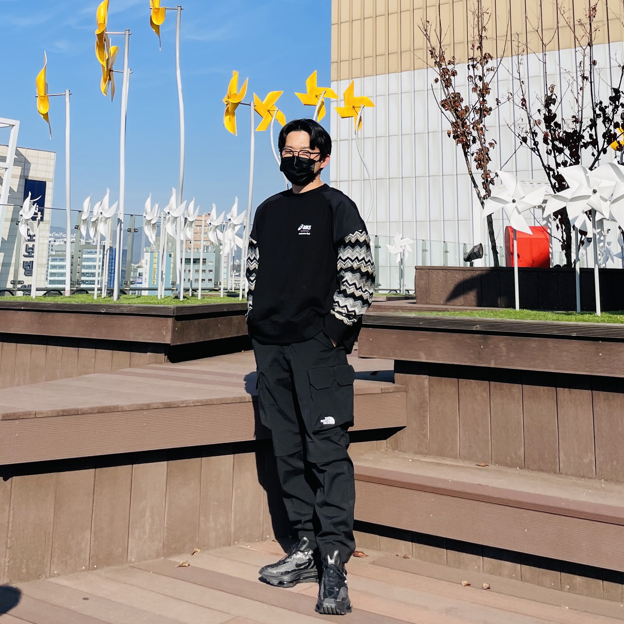 Andersson Bell x Asics Contrast Sweatshirt Black, Nike x Matthew M Williams Zoom 004 Triple Black 착용 스타일