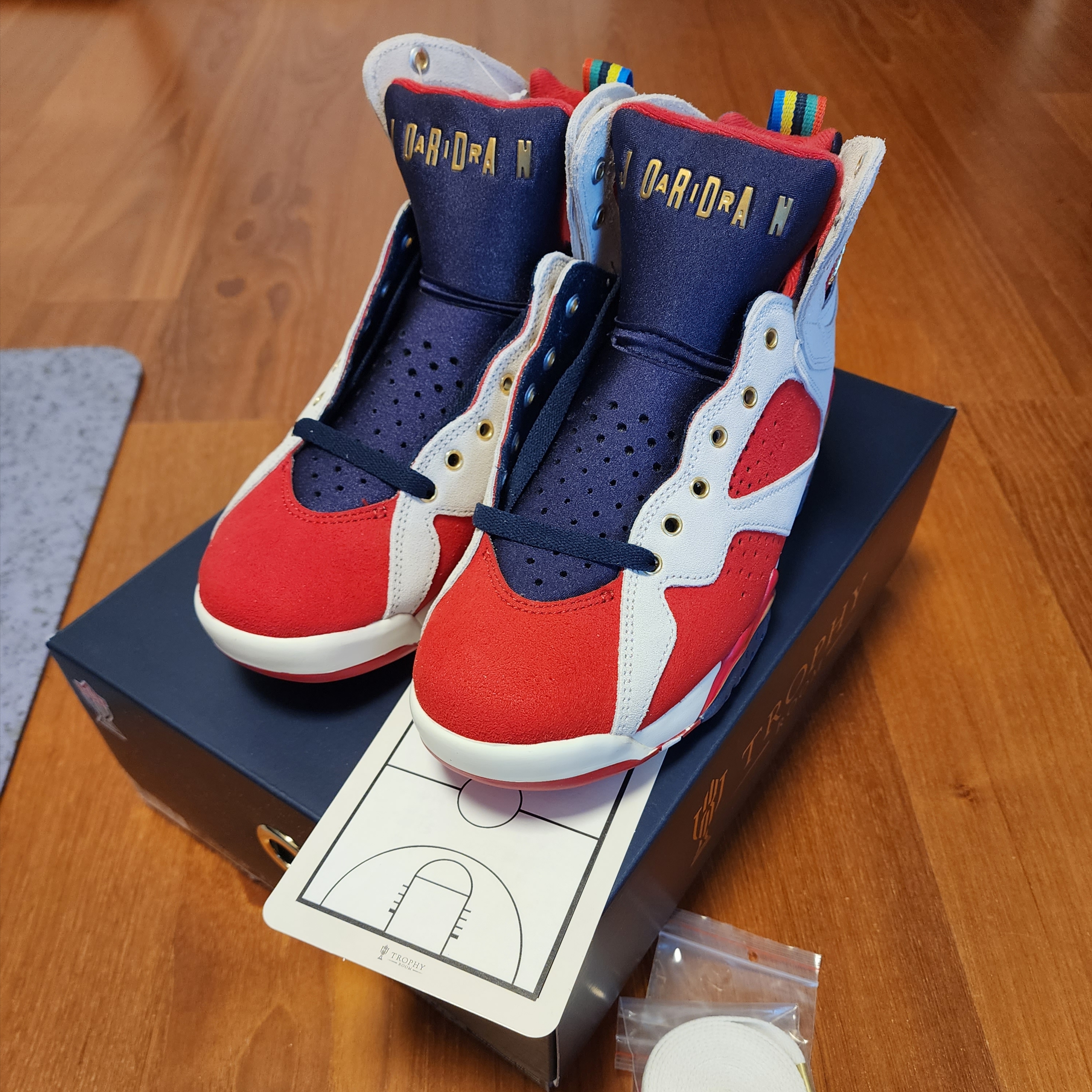 Jordan 7 x Trophy Room Retro SP True Red and Obsidian 착용 스타일 - 3