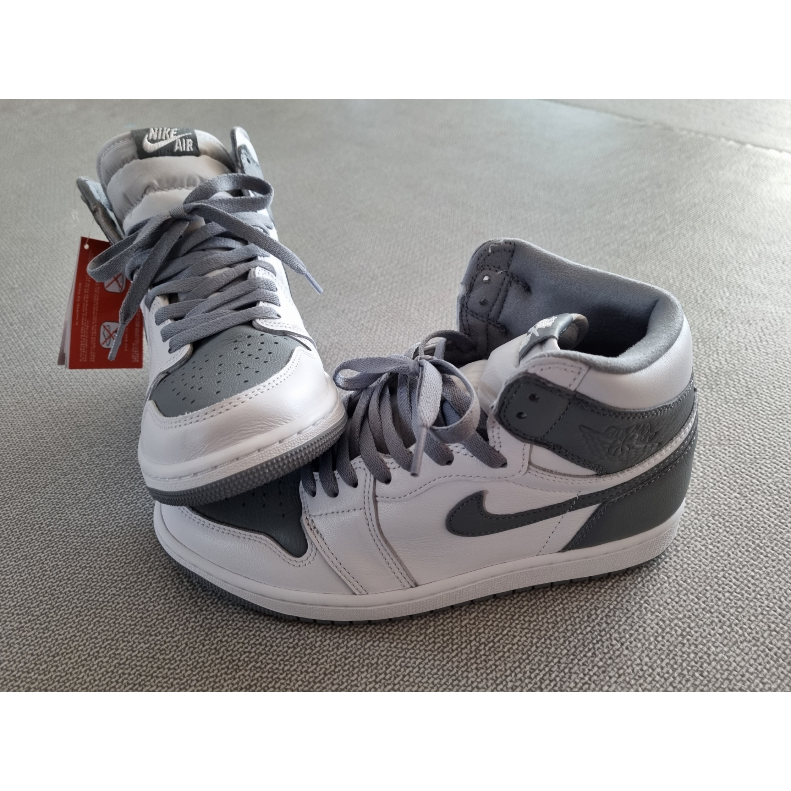 Jordan 1 Retro High OG Stealth 착용 스타일 - 3