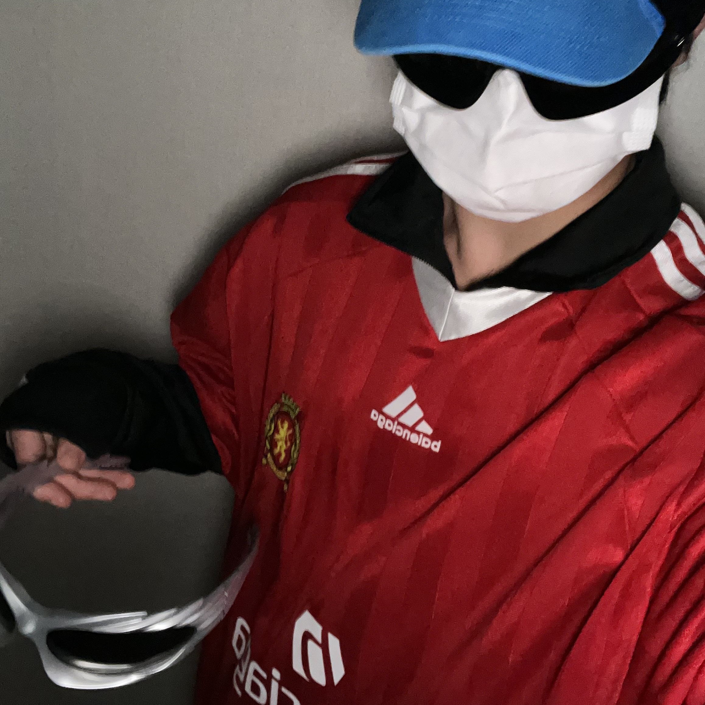 Balenciaga x Adidas Cap Blue, Balenciaga x Adidas Oversized Football T-Shirt Red 착용 스타일 - 4