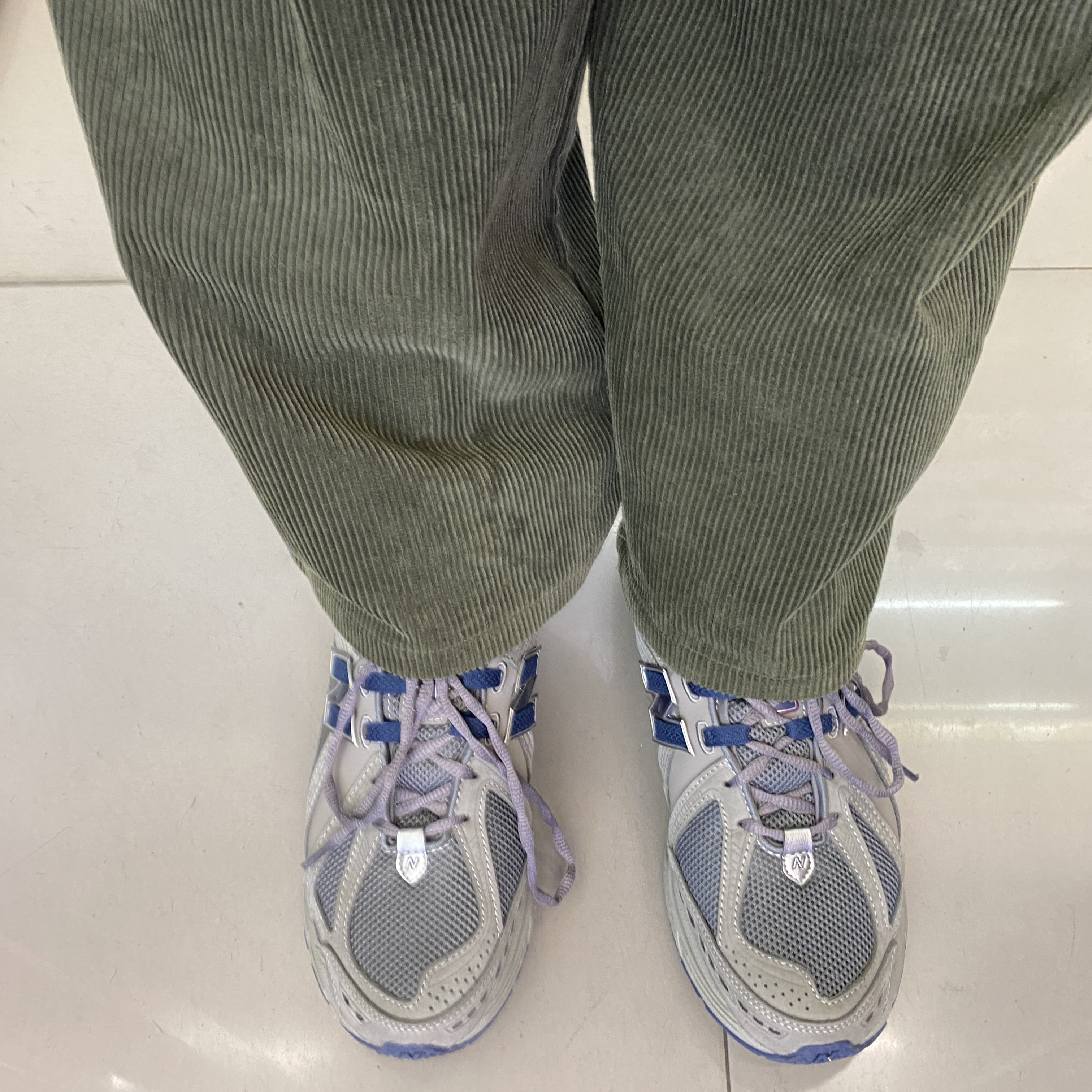 New Balance 1906R Charcoal Grey 착용 스타일 - 2