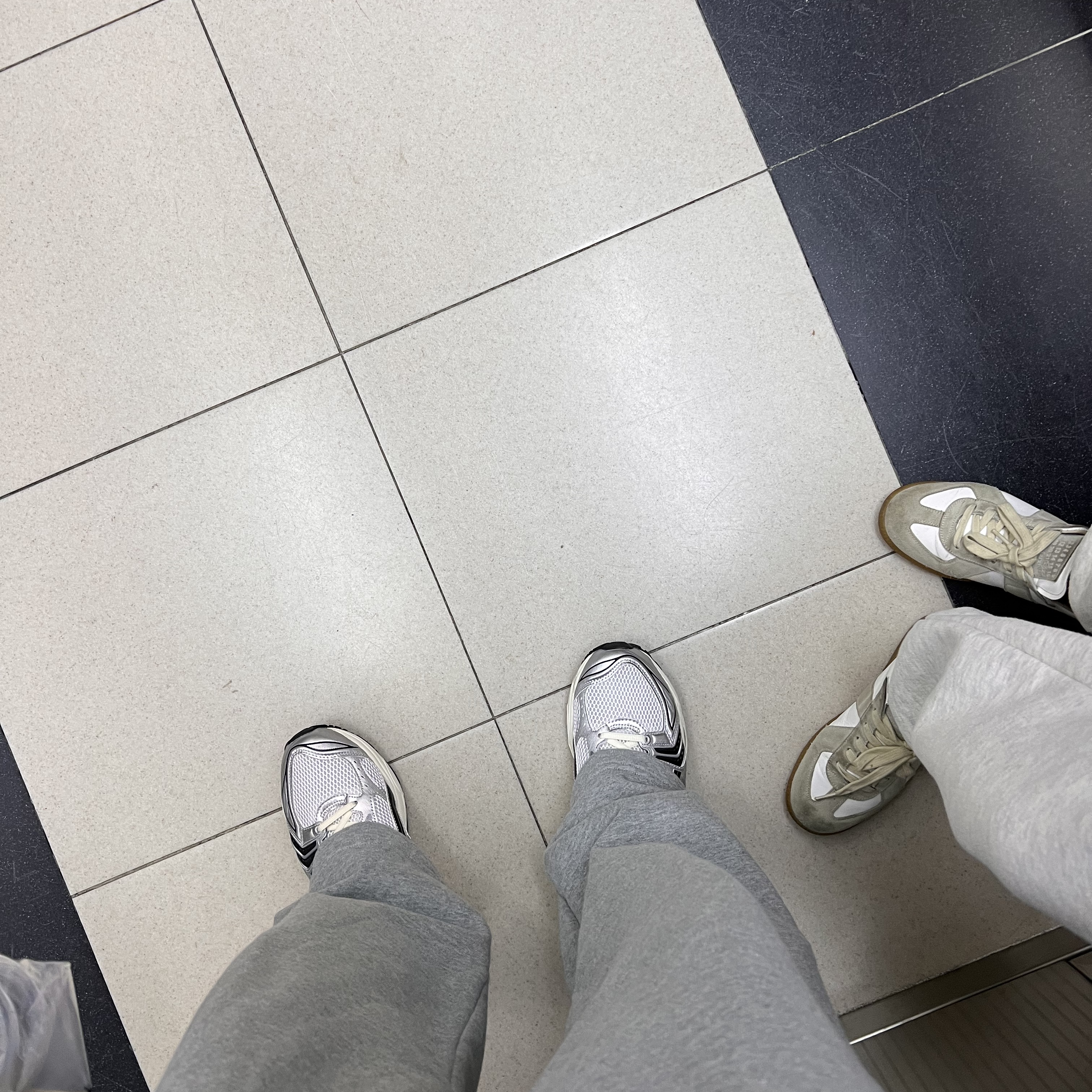Asics x JJJJound Gel-Kayano 14 Silver Black, (W) Maison Margiela Calfskin Replica Sneakers White 착용 스타일 - 1