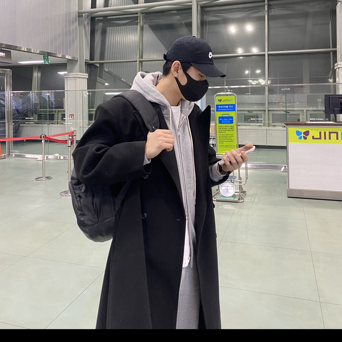 Apple Watch SE 44mm GPS Starlight Aluminum Case with Sport Band Starlight (Korean Ver.), Balenciaga Triple S Sneakers Black Red 2022 착용 스타일 - 2