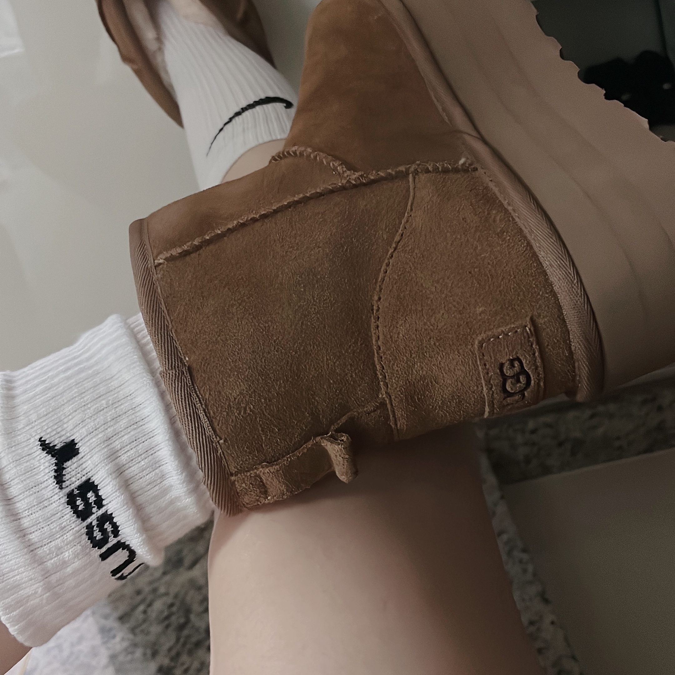 (W) UGG Classic Mini Platform Boots Chestnut, Nike x Stussy NRG Crew Socks White Black 착용 스타일
