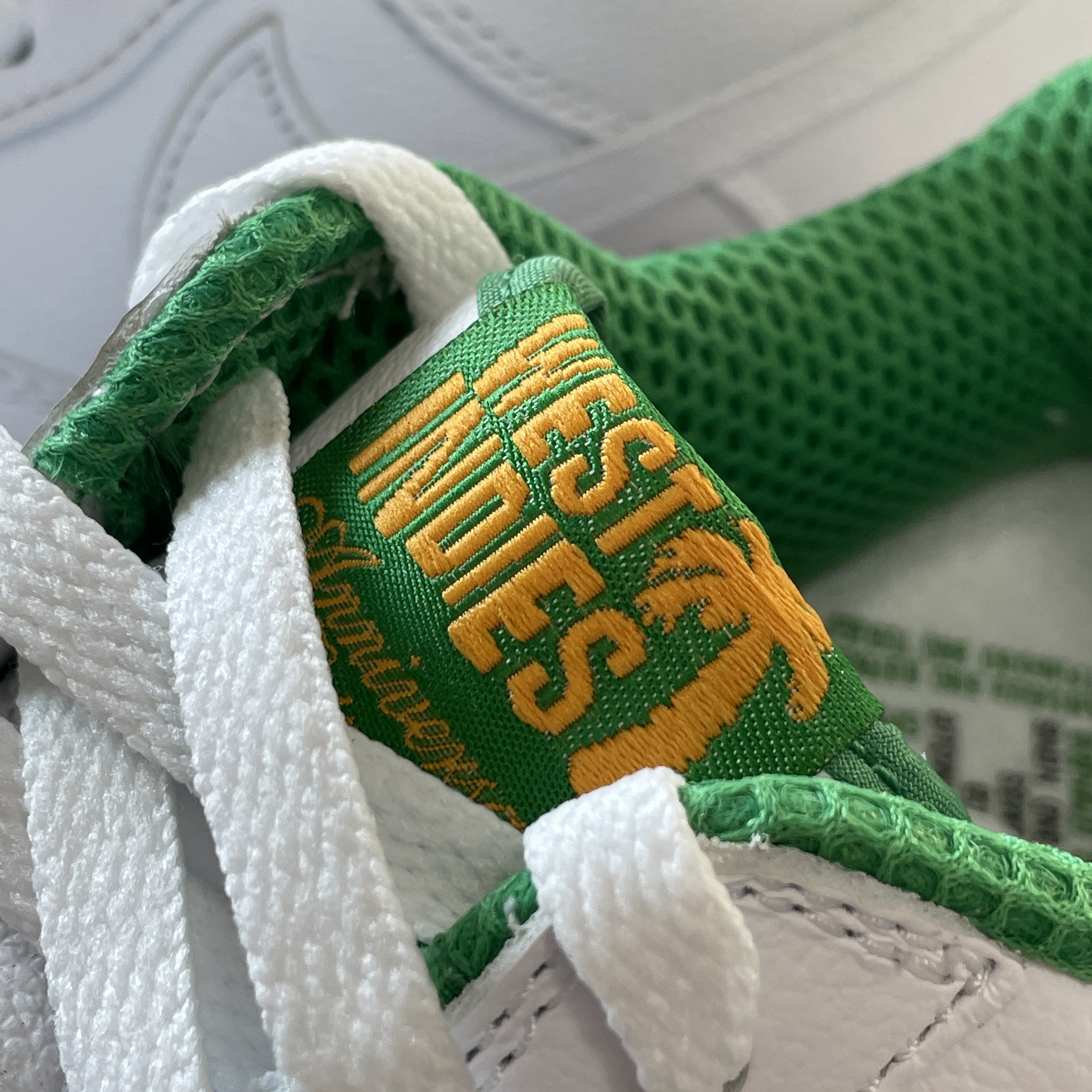 Nike Air Force 1 Low Retro QS West Indies Classic Green 착용 스타일 - 3