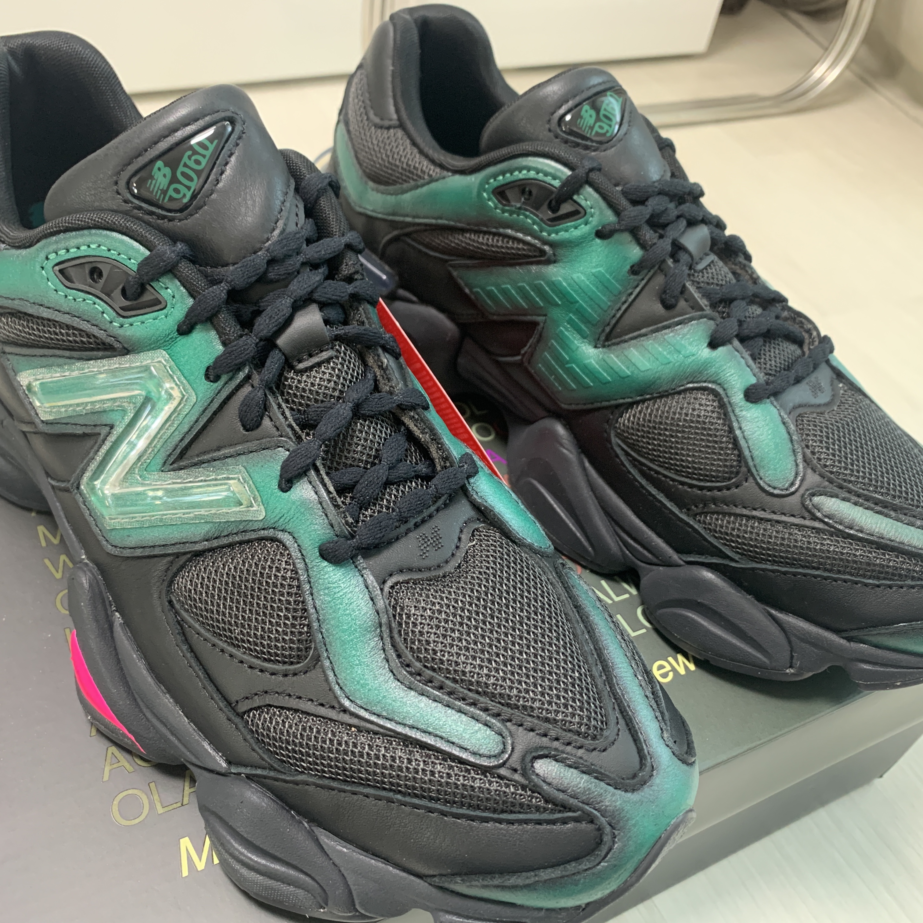 New Balance x Mowalola 9060 Burglarwear Teal 착용 스타일 - 4