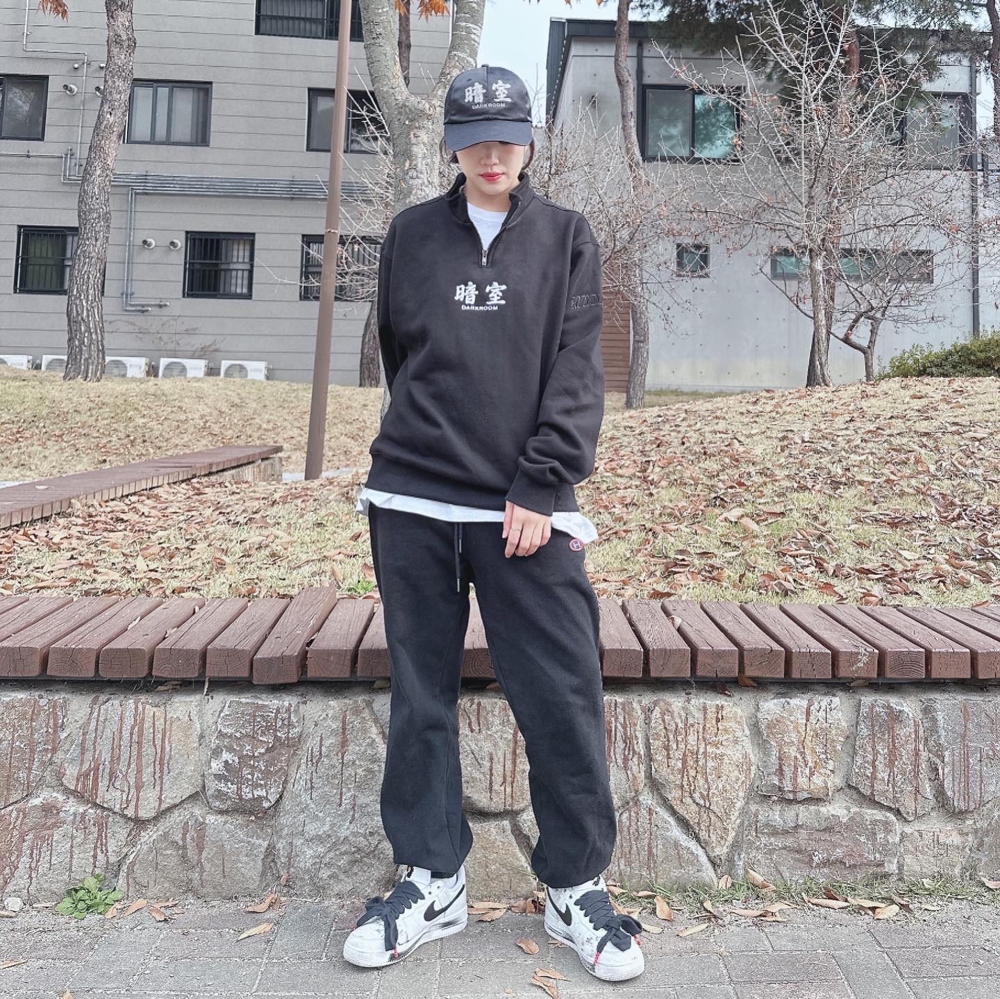 Darkr8m Studio Quarter Zip Up Sweatshirt Black, Darkr8m Studio x Hardhitters Satin Reflective Logo Cap 착용 스타일 - 1